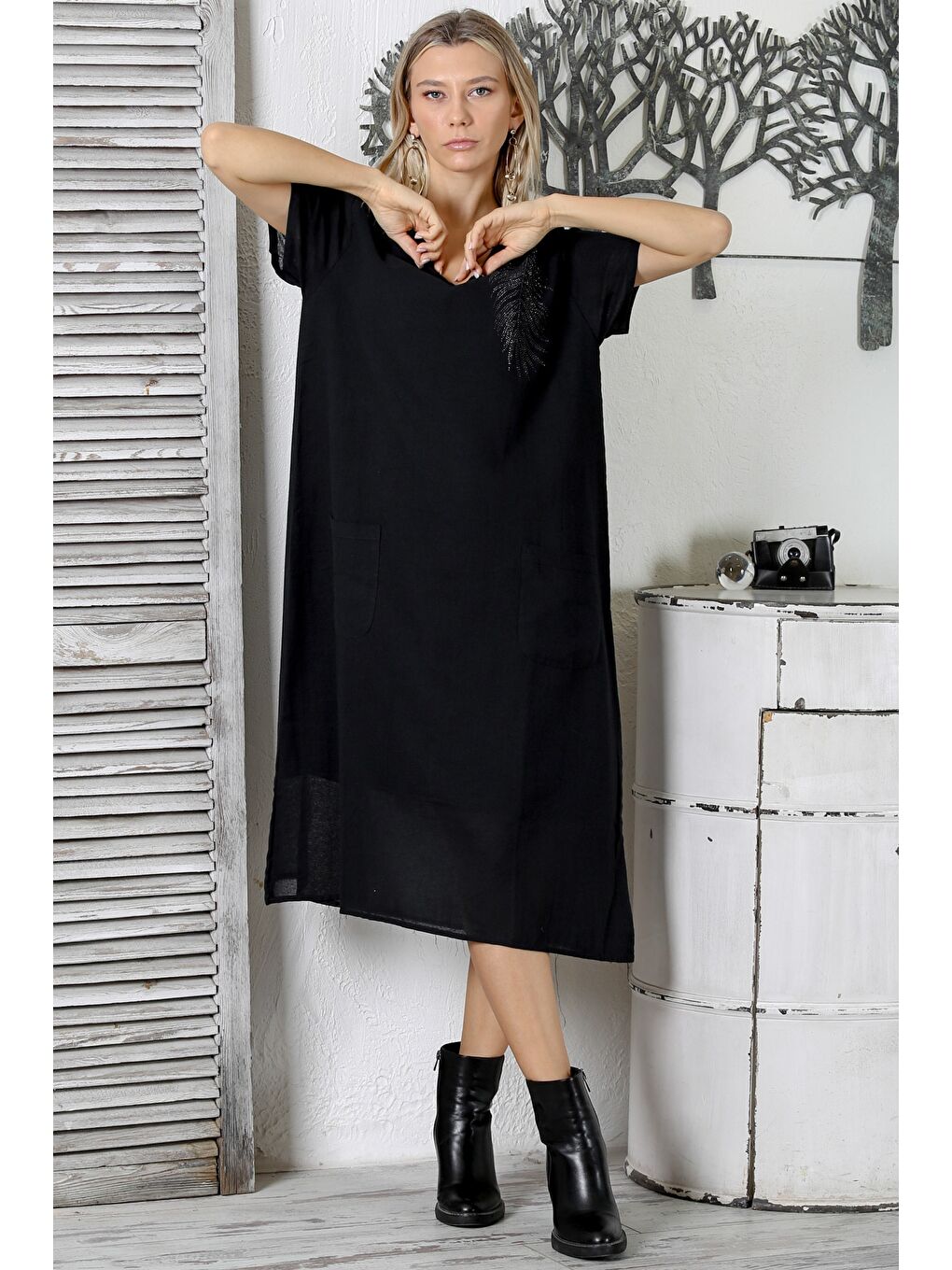 Siyah V Yaka Düşük Kol Astarlı Taşlı Baskılı Midi Boy Dokuma Regular Fit Elbise-3