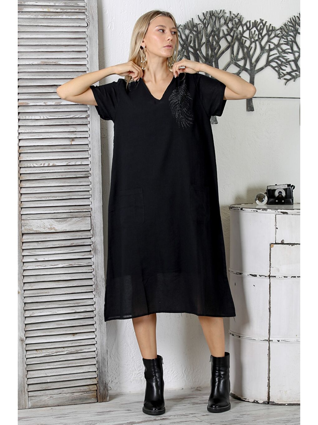 Siyah V Yaka Düşük Kol Astarlı Taşlı Baskılı Midi Boy Dokuma Regular Fit Elbise-4