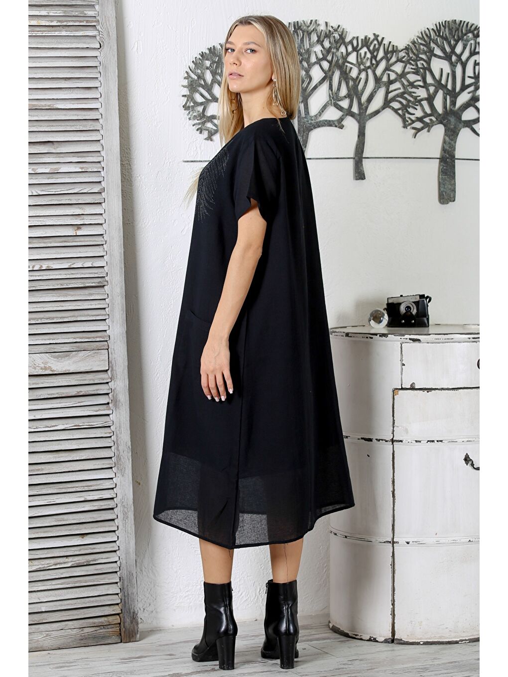 Siyah V Yaka Düşük Kol Astarlı Taşlı Baskılı Midi Boy Dokuma Regular Fit Elbise-6