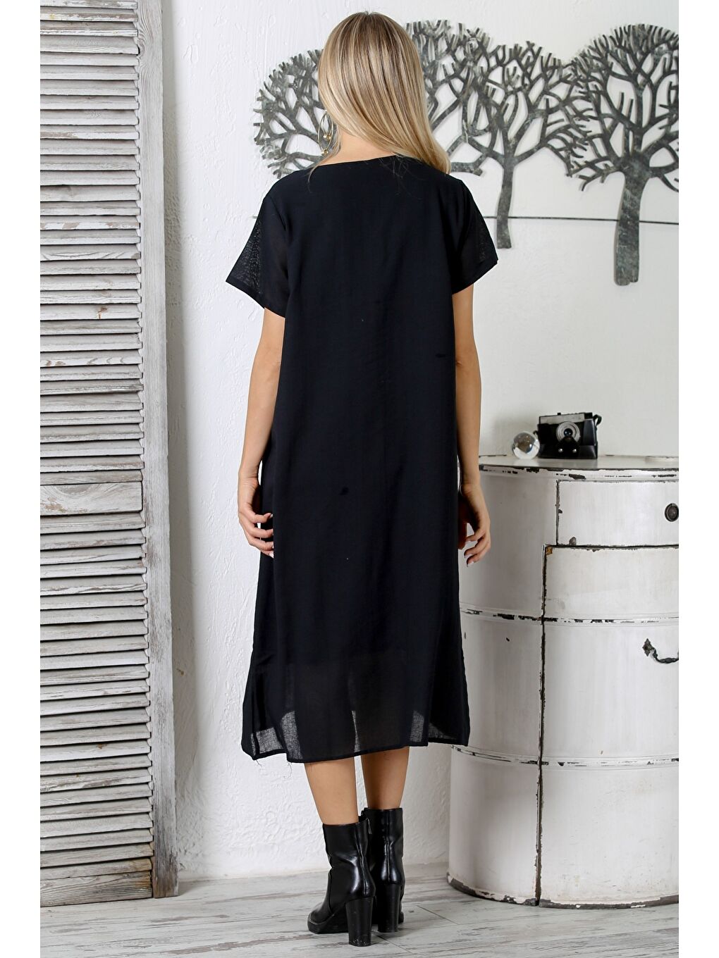 Siyah V Yaka Düşük Kol Astarlı Taşlı Baskılı Midi Boy Dokuma Regular Fit Elbise-7