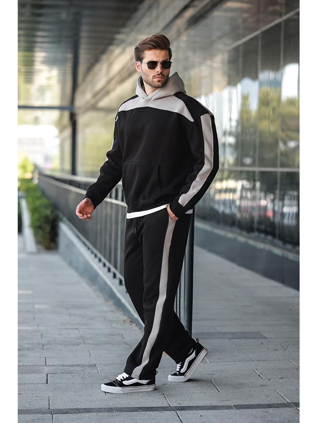 Siyah Kapüşonlu Şerit Detaylı Erkek Eşofman Takımı E7326