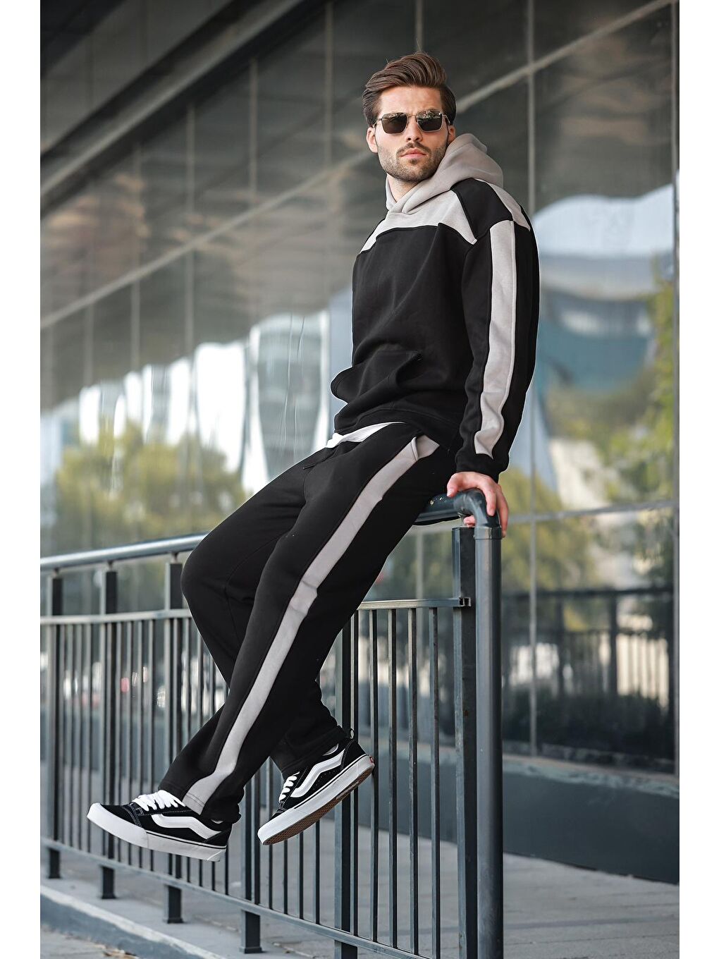 Siyah Kapüşonlu Şerit Detaylı Erkek Eşofman Takımı E7326-2