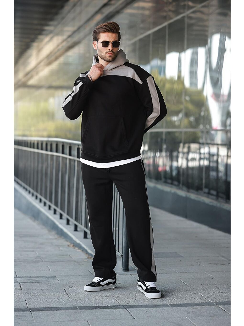 Siyah Kapüşonlu Şerit Detaylı Erkek Eşofman Takımı E7326-4