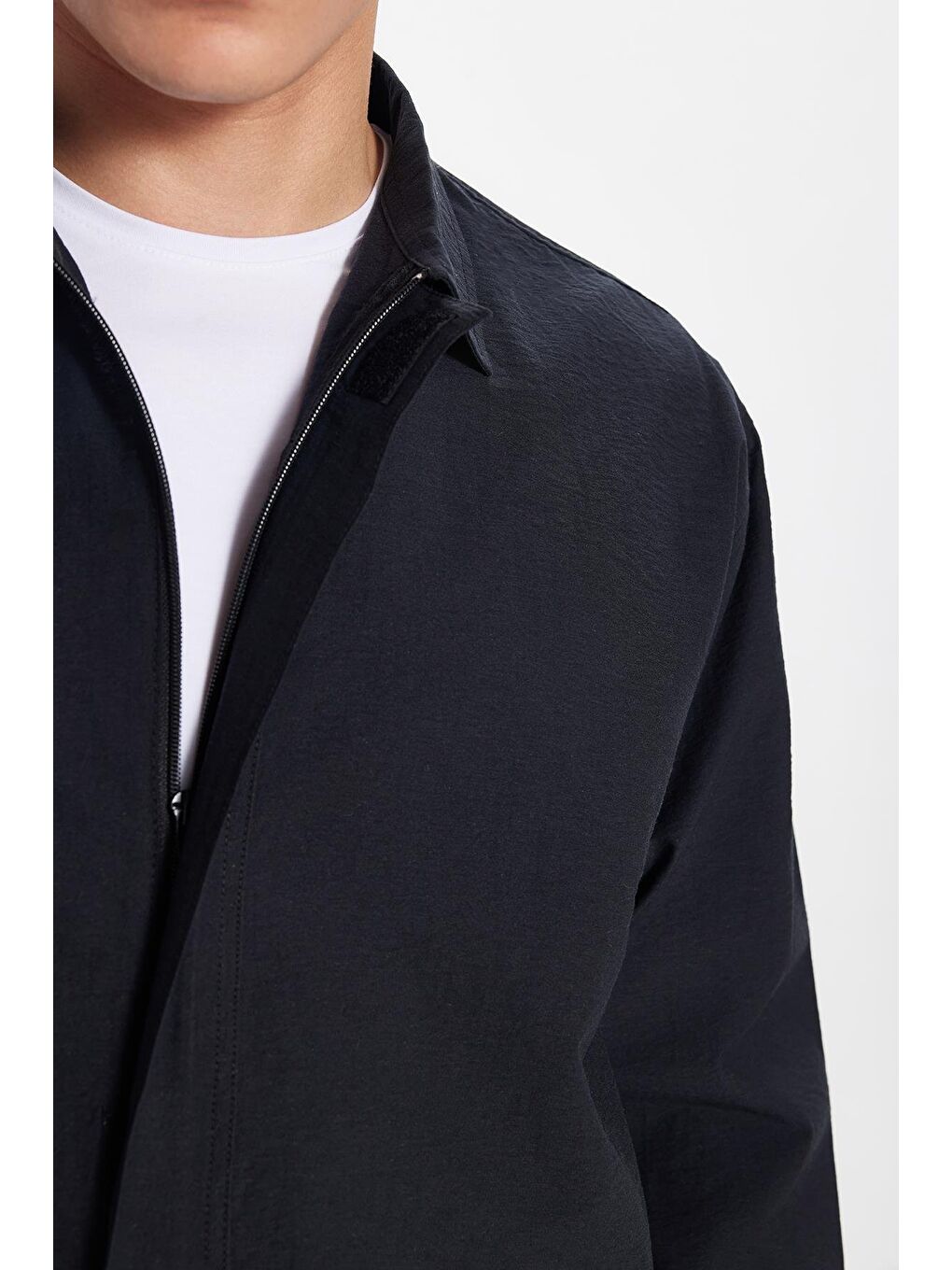 Erkek Relax Fit Rahat Kesim Paraşüt Kumaş Cepli Tam Fermuarlı Apaş Yaka Mont Siyah Gömlek-2