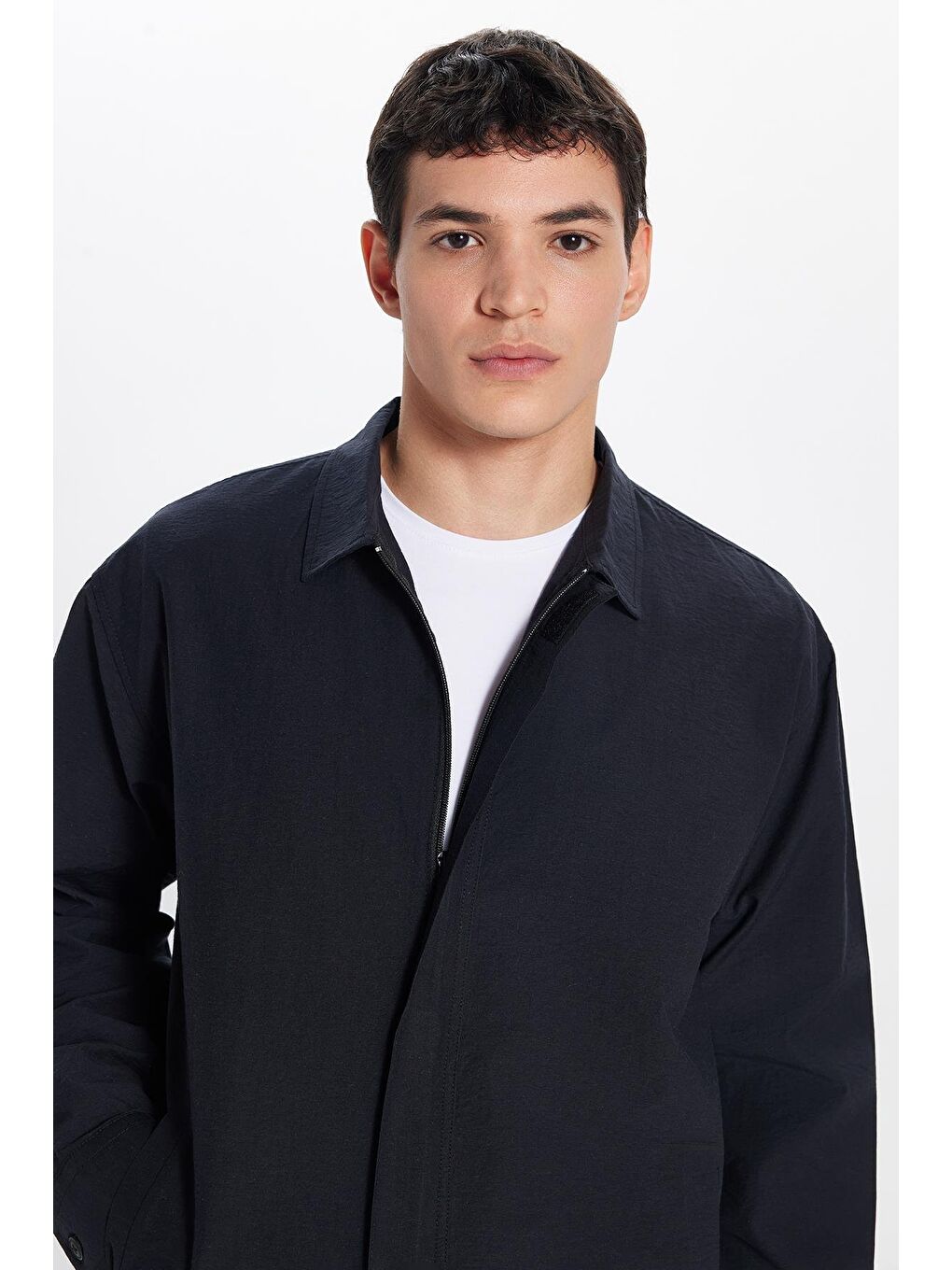 Erkek Relax Fit Rahat Kesim Paraşüt Kumaş Cepli Tam Fermuarlı Apaş Yaka Mont Siyah Gömlek-3