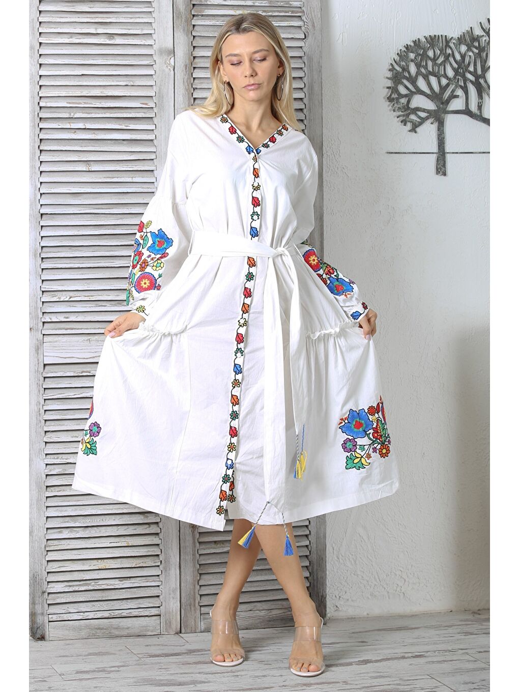 Beyaz V Yaka Balon Kol Düğmeli Çift Cepli Kuşaklı Nakışlı Comfort Dokuma Geniş Kesim Elbise