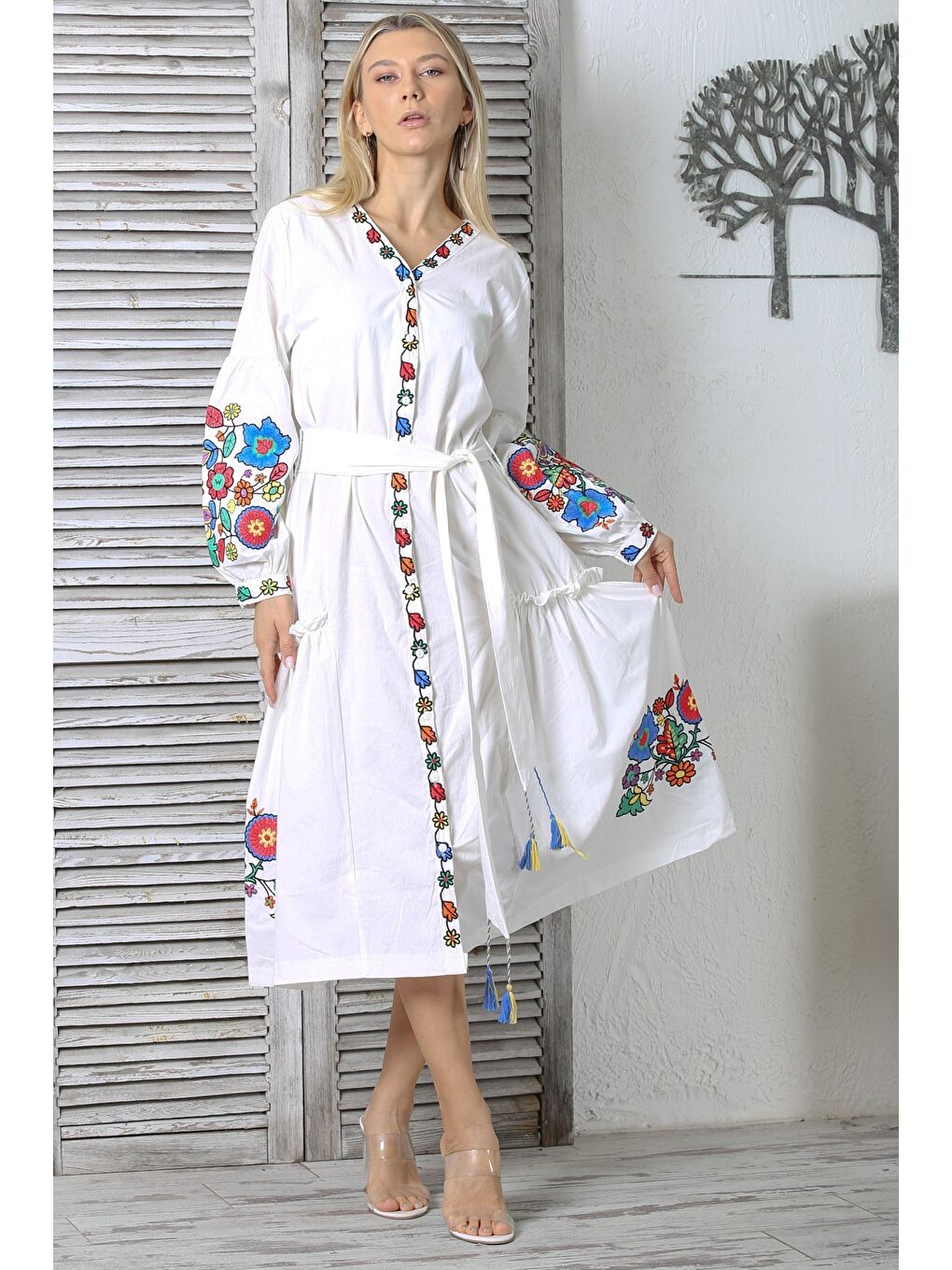 Beyaz V Yaka Balon Kol Düğmeli Çift Cepli Kuşaklı Nakışlı Comfort Dokuma Geniş Kesim Elbise-1
