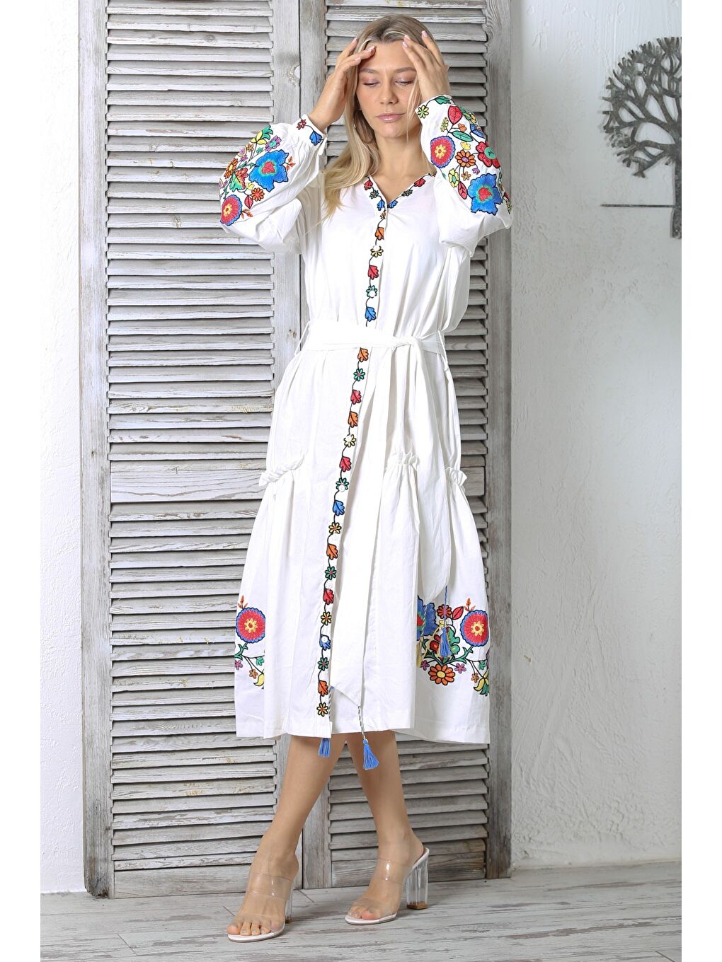 Beyaz V Yaka Balon Kol Düğmeli Çift Cepli Kuşaklı Nakışlı Comfort Dokuma Geniş Kesim Elbise-2