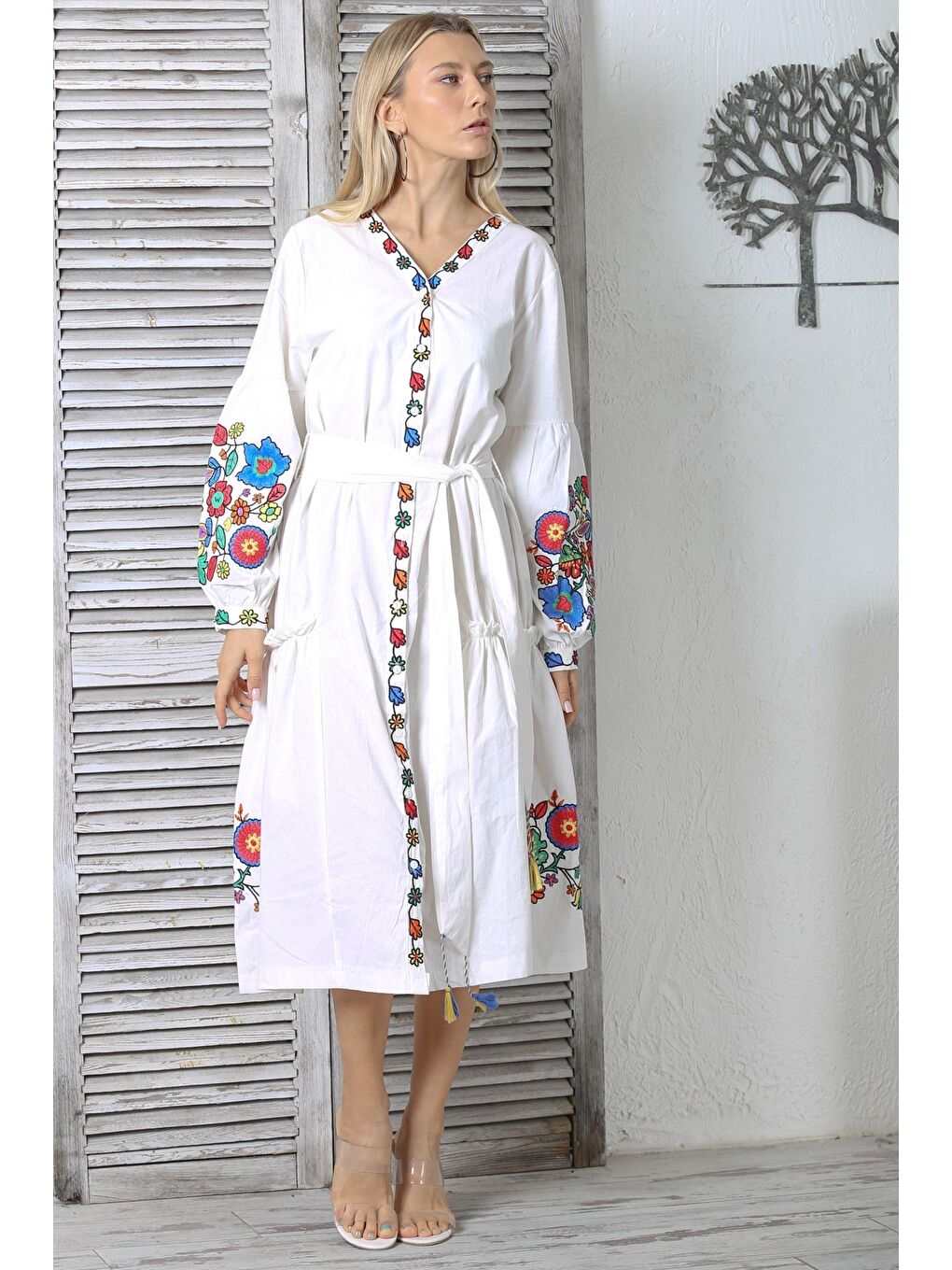 Beyaz V Yaka Balon Kol Düğmeli Çift Cepli Kuşaklı Nakışlı Comfort Dokuma Geniş Kesim Elbise-3