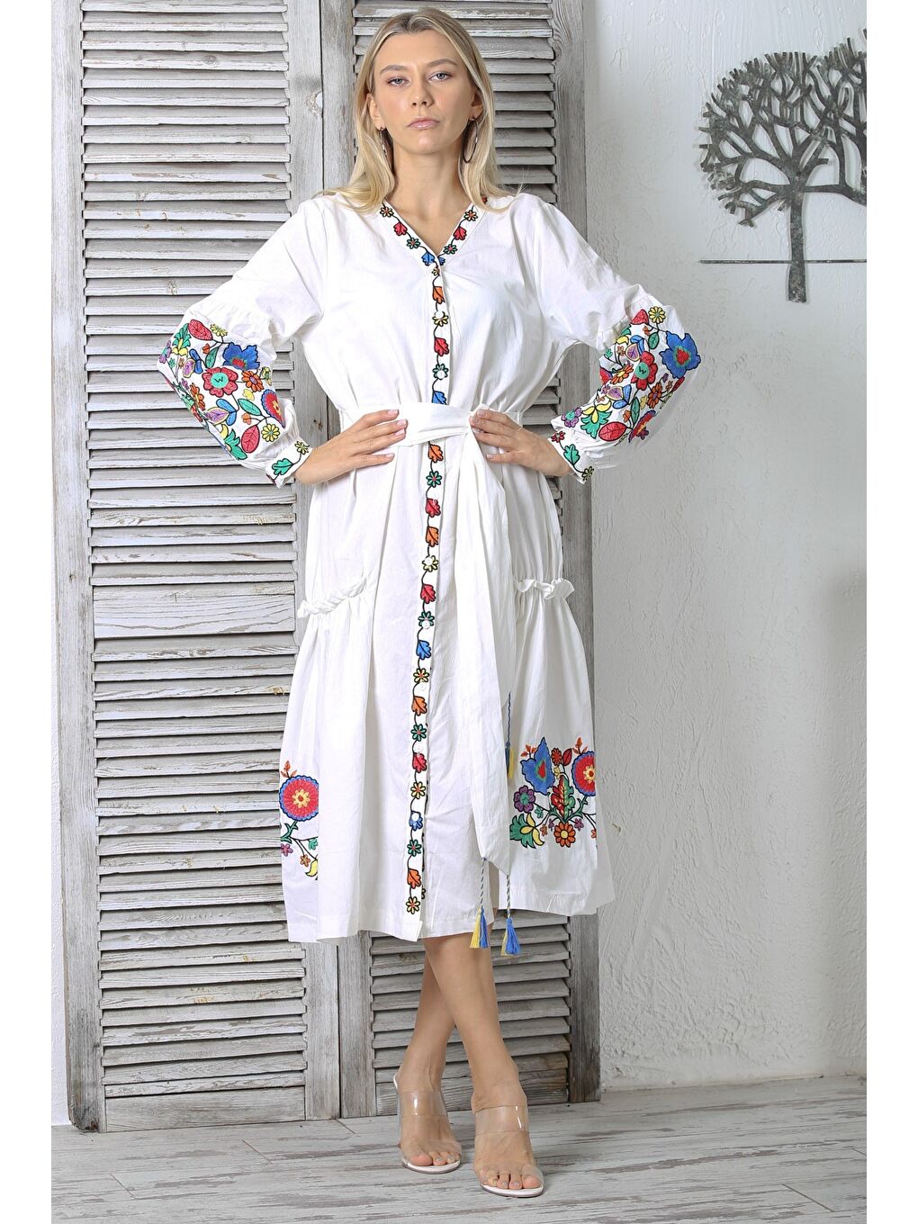 Beyaz V Yaka Balon Kol Düğmeli Çift Cepli Kuşaklı Nakışlı Comfort Dokuma Geniş Kesim Elbise-4