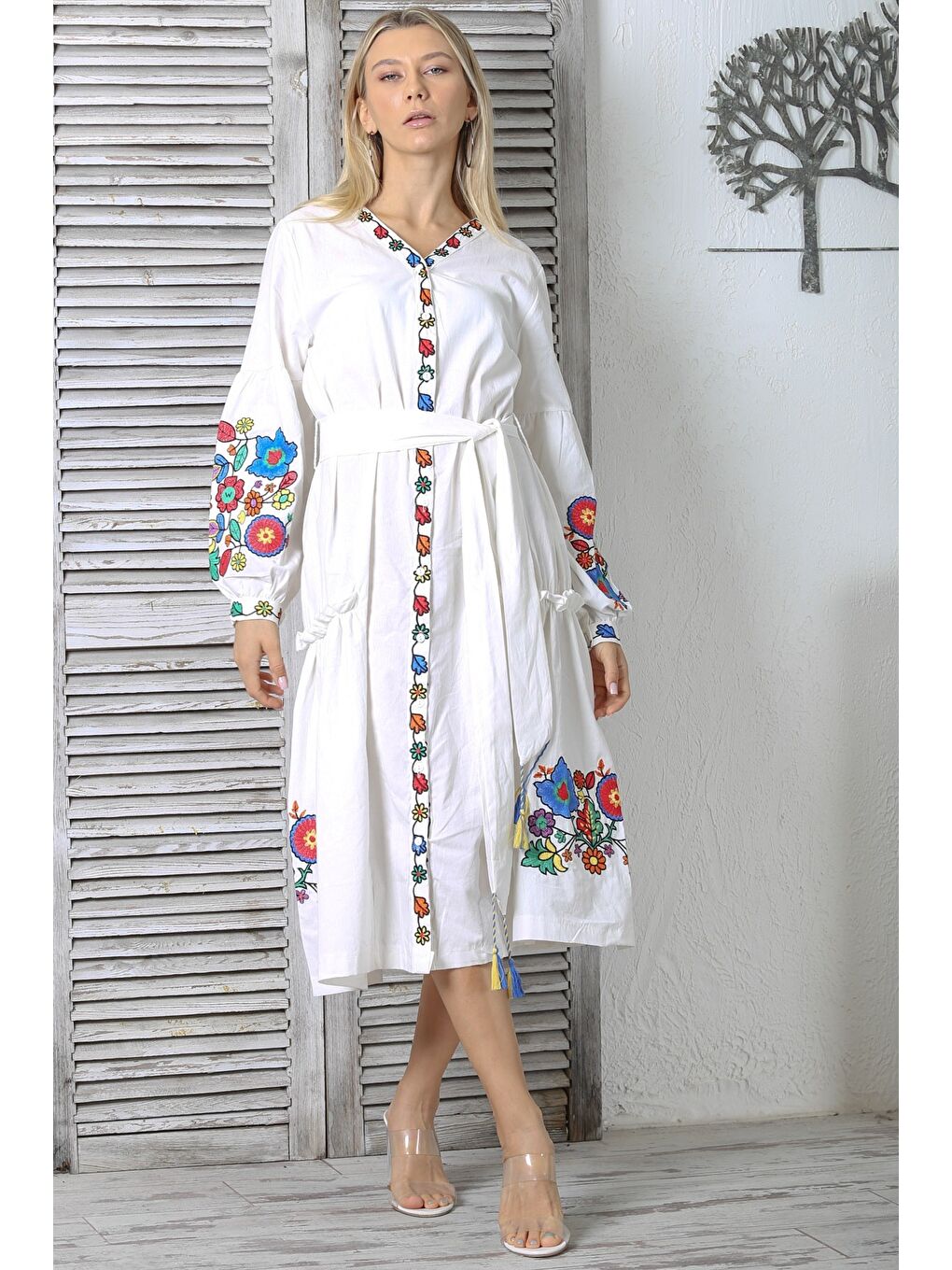 Beyaz V Yaka Balon Kol Düğmeli Çift Cepli Kuşaklı Nakışlı Comfort Dokuma Geniş Kesim Elbise-5