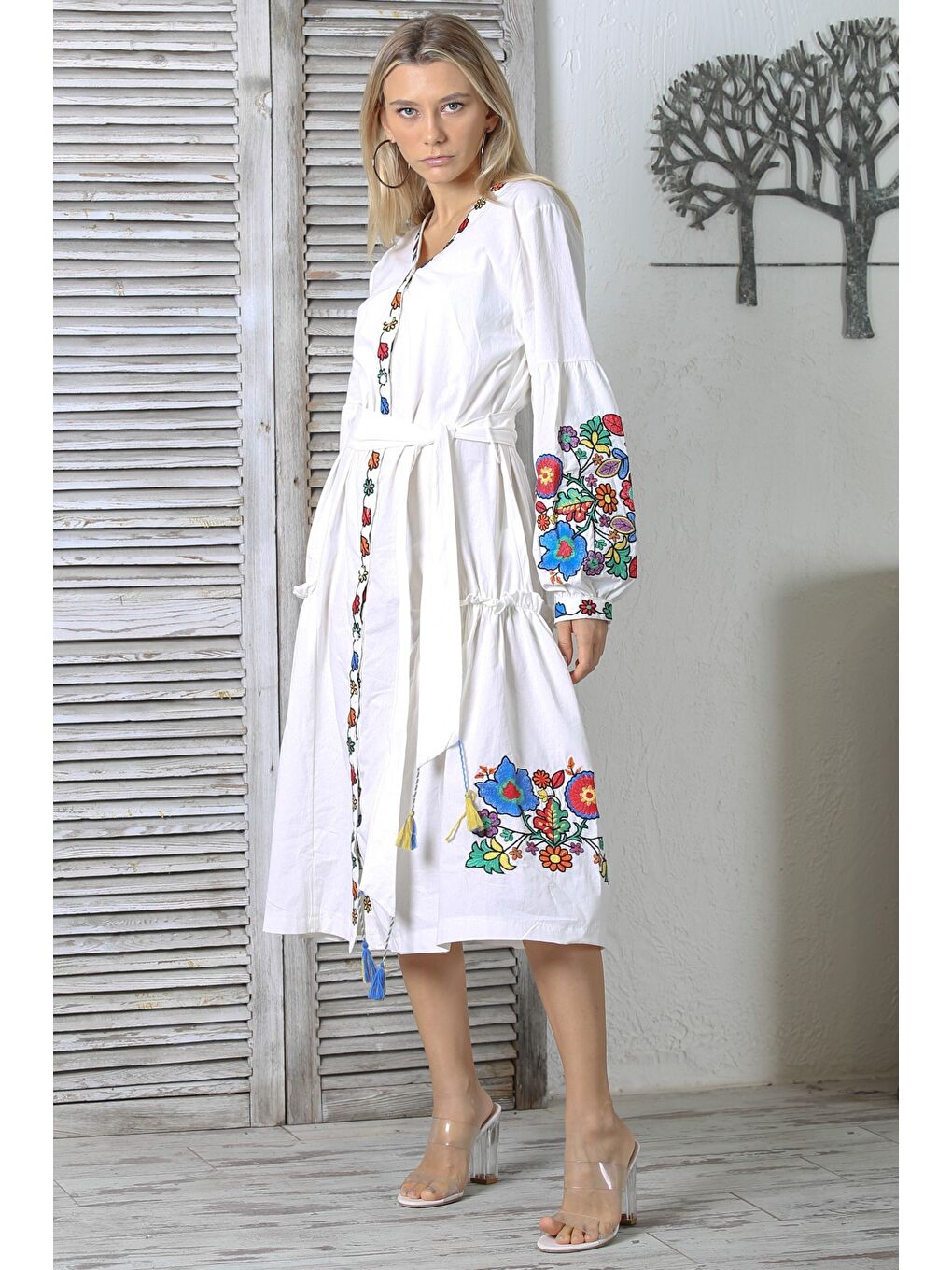 Beyaz V Yaka Balon Kol Düğmeli Çift Cepli Kuşaklı Nakışlı Comfort Dokuma Geniş Kesim Elbise-6