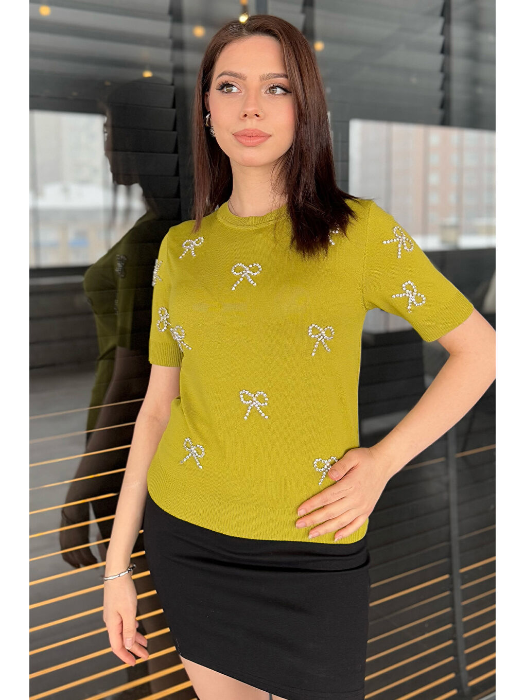 Yeşil Taş Detaylı Bisiklet Yaka Kadın Kısa Kol Bluz-1