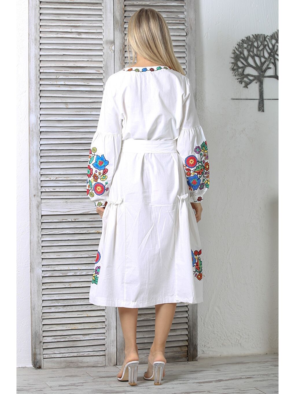Beyaz V Yaka Balon Kol Düğmeli Çift Cepli Kuşaklı Nakışlı Comfort Dokuma Geniş Kesim Elbise-7