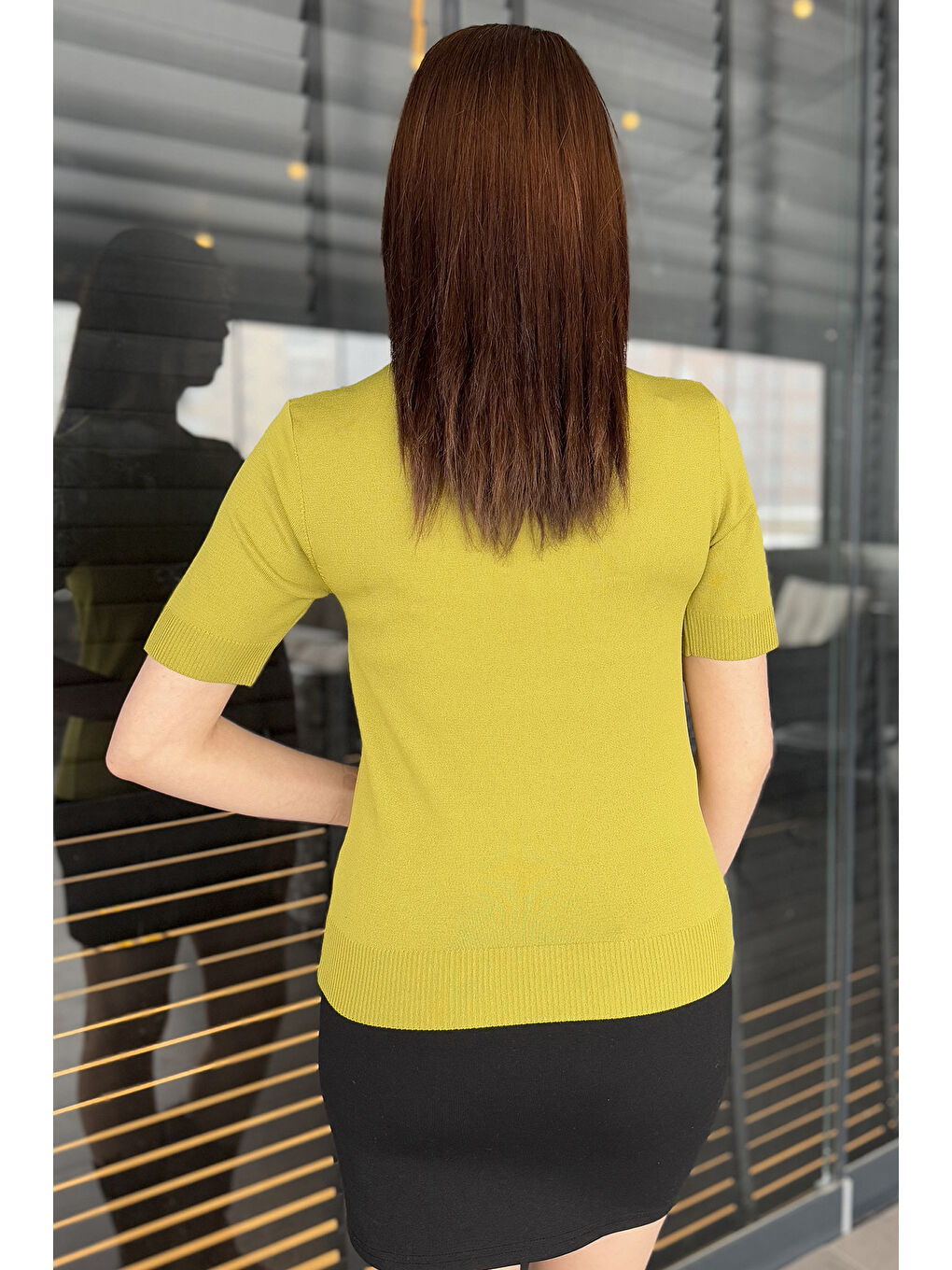 Yeşil Taş Detaylı Bisiklet Yaka Kadın Kısa Kol Bluz-2