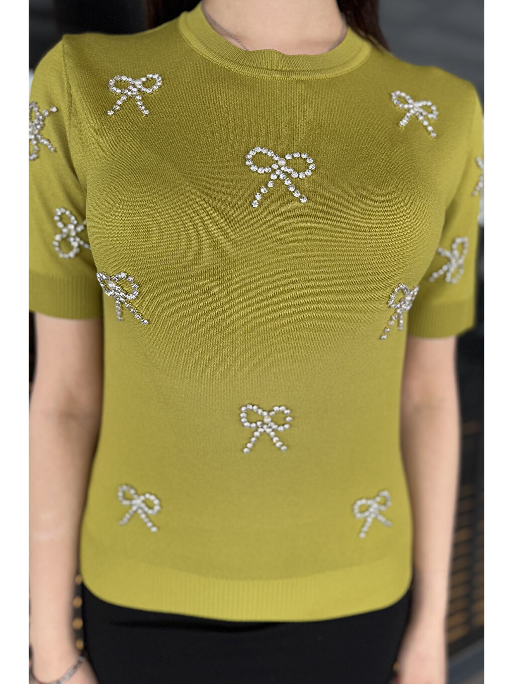 Yeşil Taş Detaylı Bisiklet Yaka Kadın Kısa Kol Bluz-3