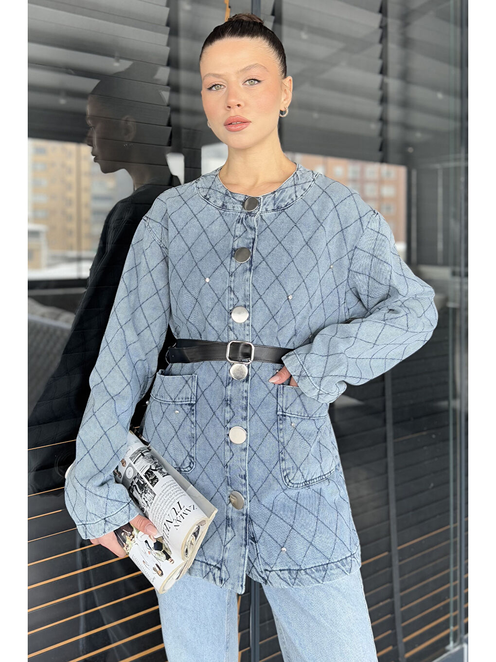 Mavi Çift Cepli Kemer Aksesuarlı Taşlı Kadın Jean Ceket