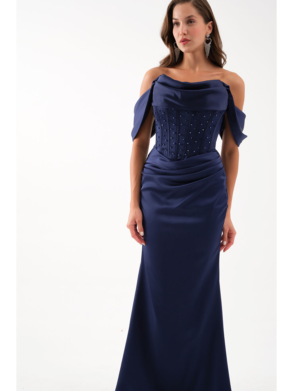 Kadın Lacivert Kayık Yaka Boncuklu Uzun Saten Abiye Elbise-3