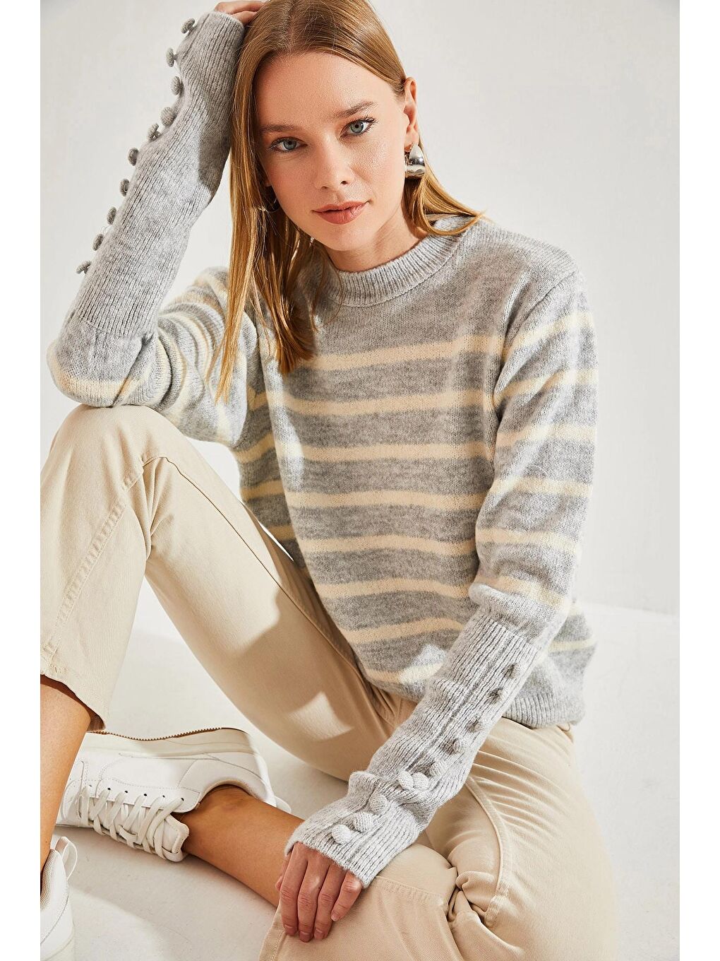 Gri Kadın Kol Düğmeli Çizgili Triko Kazak