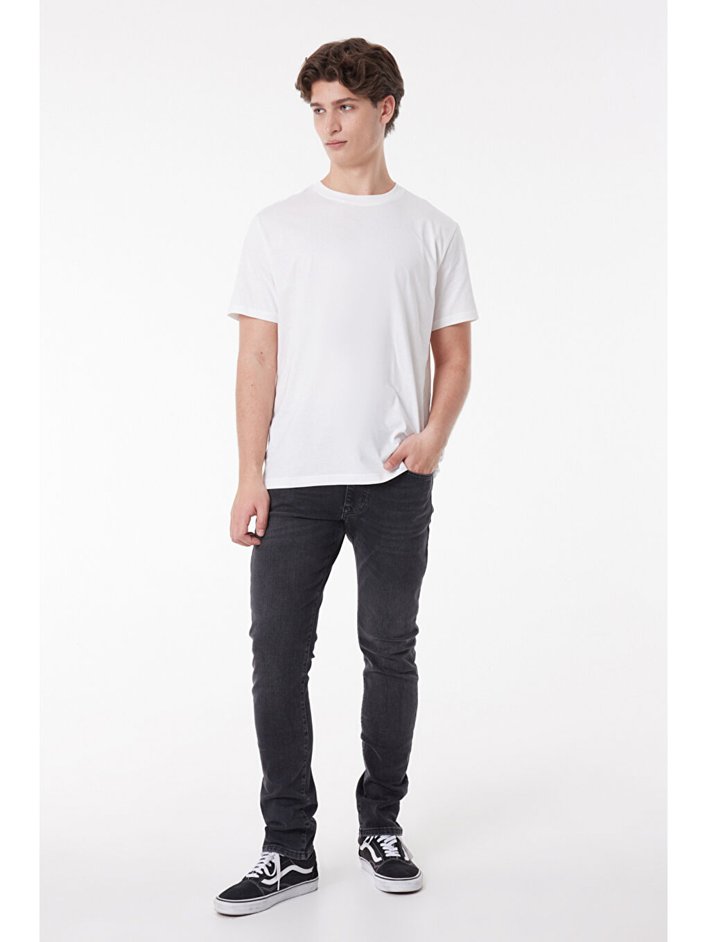 Regular Fit Normal Kesim Sıfır Yaka %100 Pamuk Beyaz Tişört-1