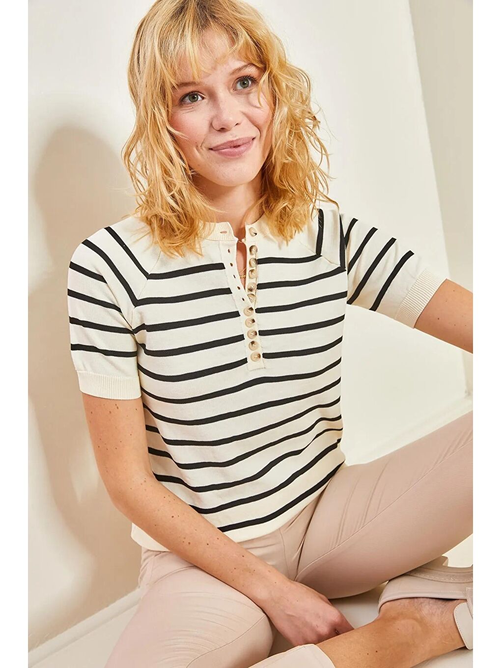 Beyaz Kadın Düğmeli Kolu ve Eteği Lastikli Triko Bluz