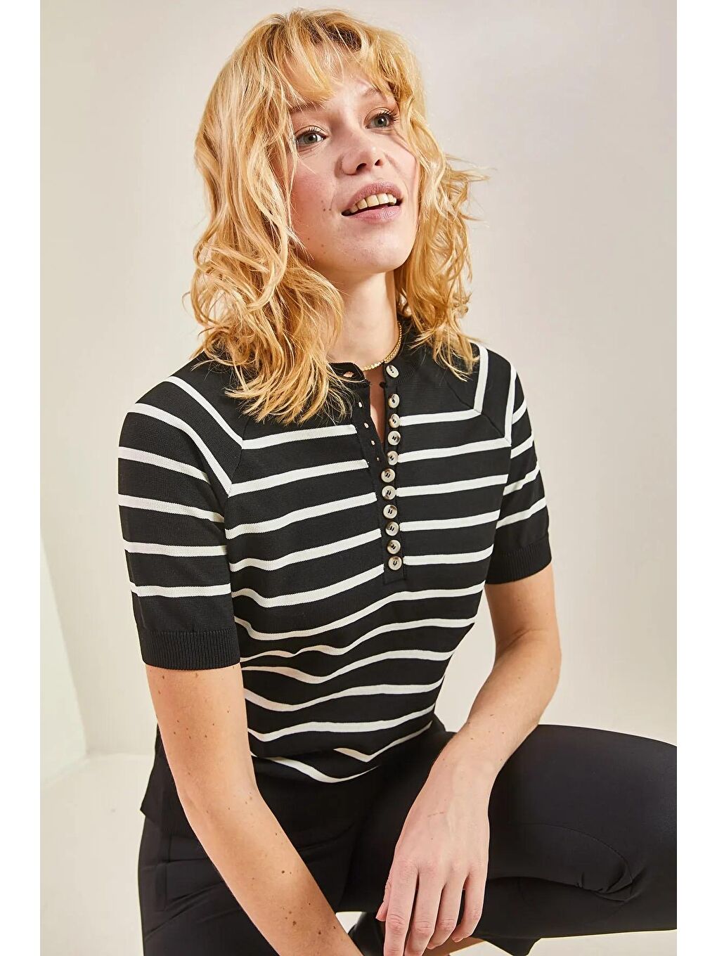 Siyah Kadın Düğmeli Kolu ve Eteği Lastikli Triko Bluz