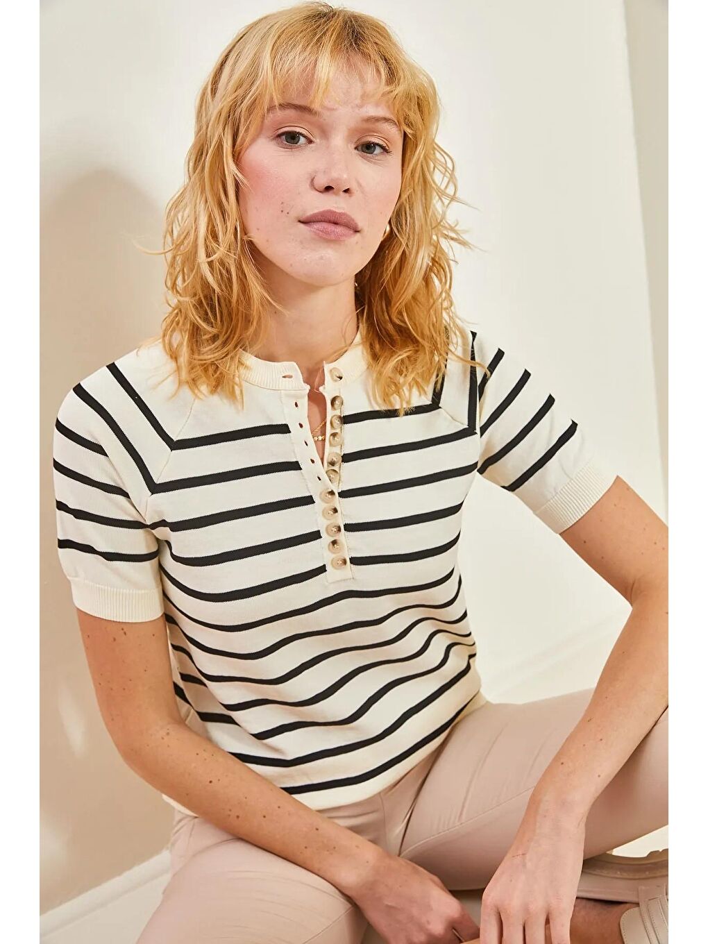 Beyaz Kadın Düğmeli Kolu ve Eteği Lastikli Triko Bluz-1