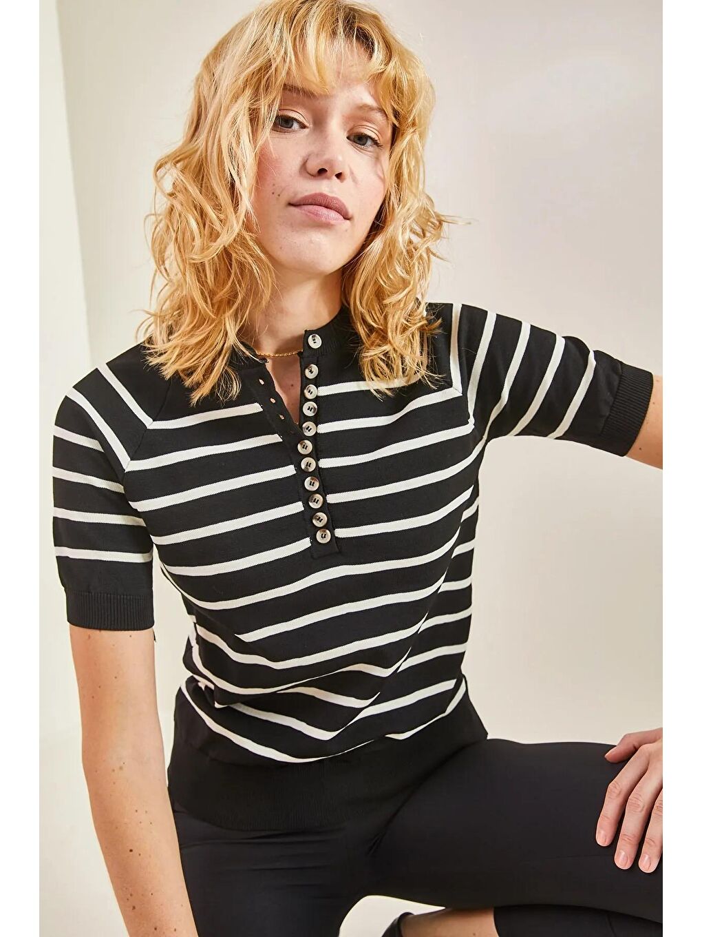 Siyah Kadın Düğmeli Kolu ve Eteği Lastikli Triko Bluz-1