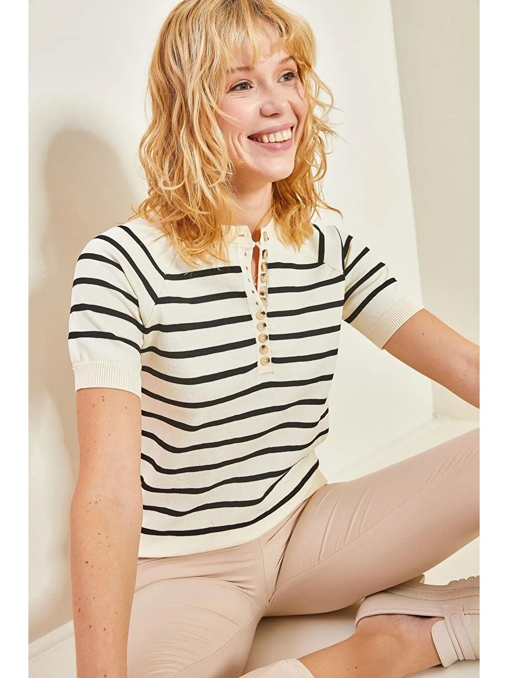 Beyaz Kadın Düğmeli Kolu ve Eteği Lastikli Triko Bluz-2