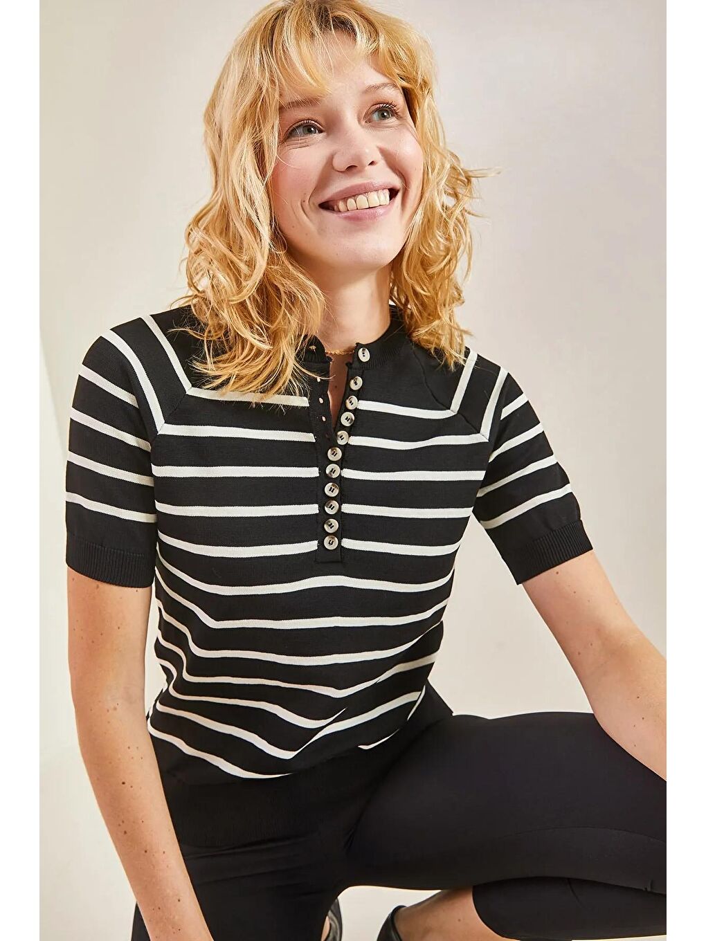 Siyah Kadın Düğmeli Kolu ve Eteği Lastikli Triko Bluz-2