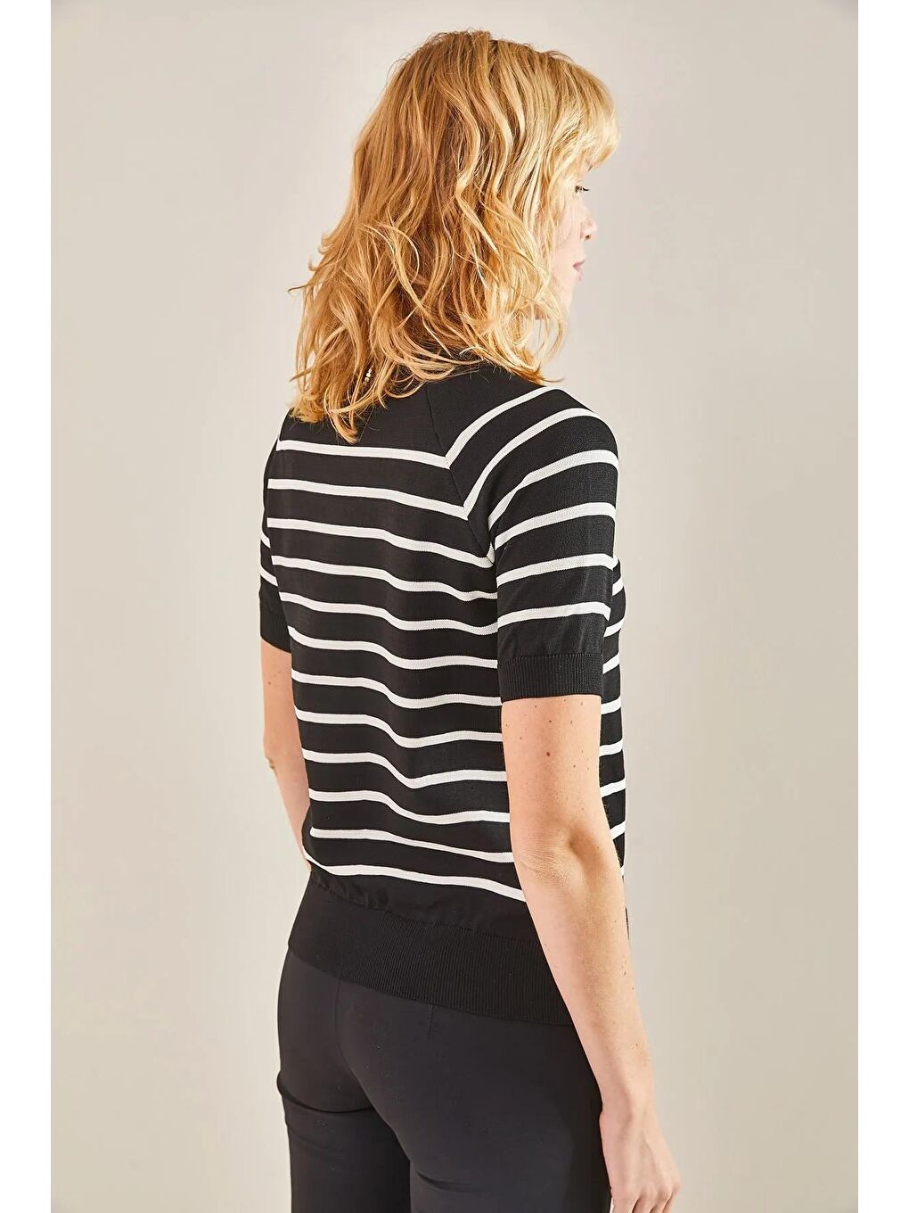 Siyah Kadın Düğmeli Kolu ve Eteği Lastikli Triko Bluz-3