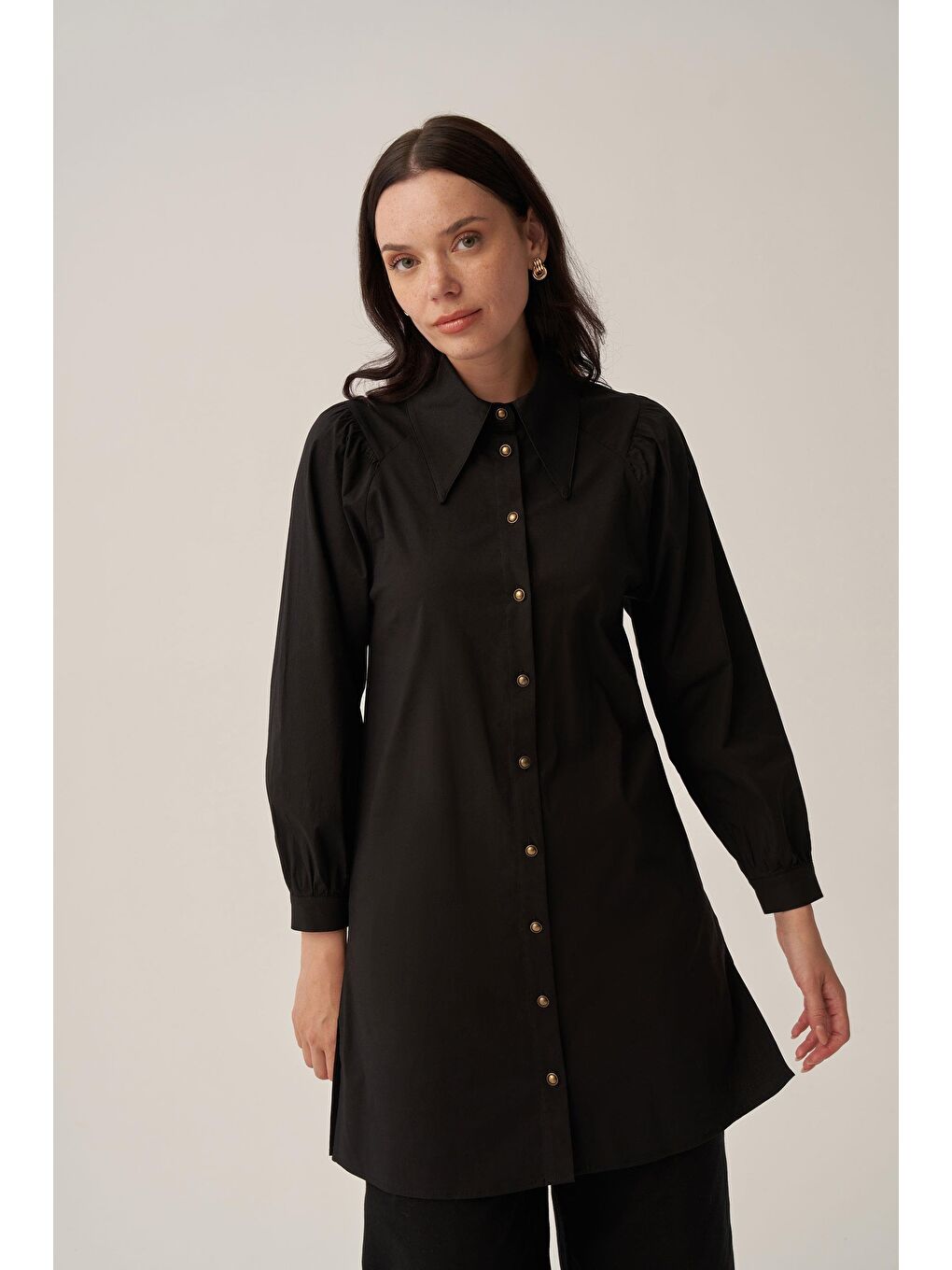 Siyah-Sivri Yakalı Poplin Gömlek