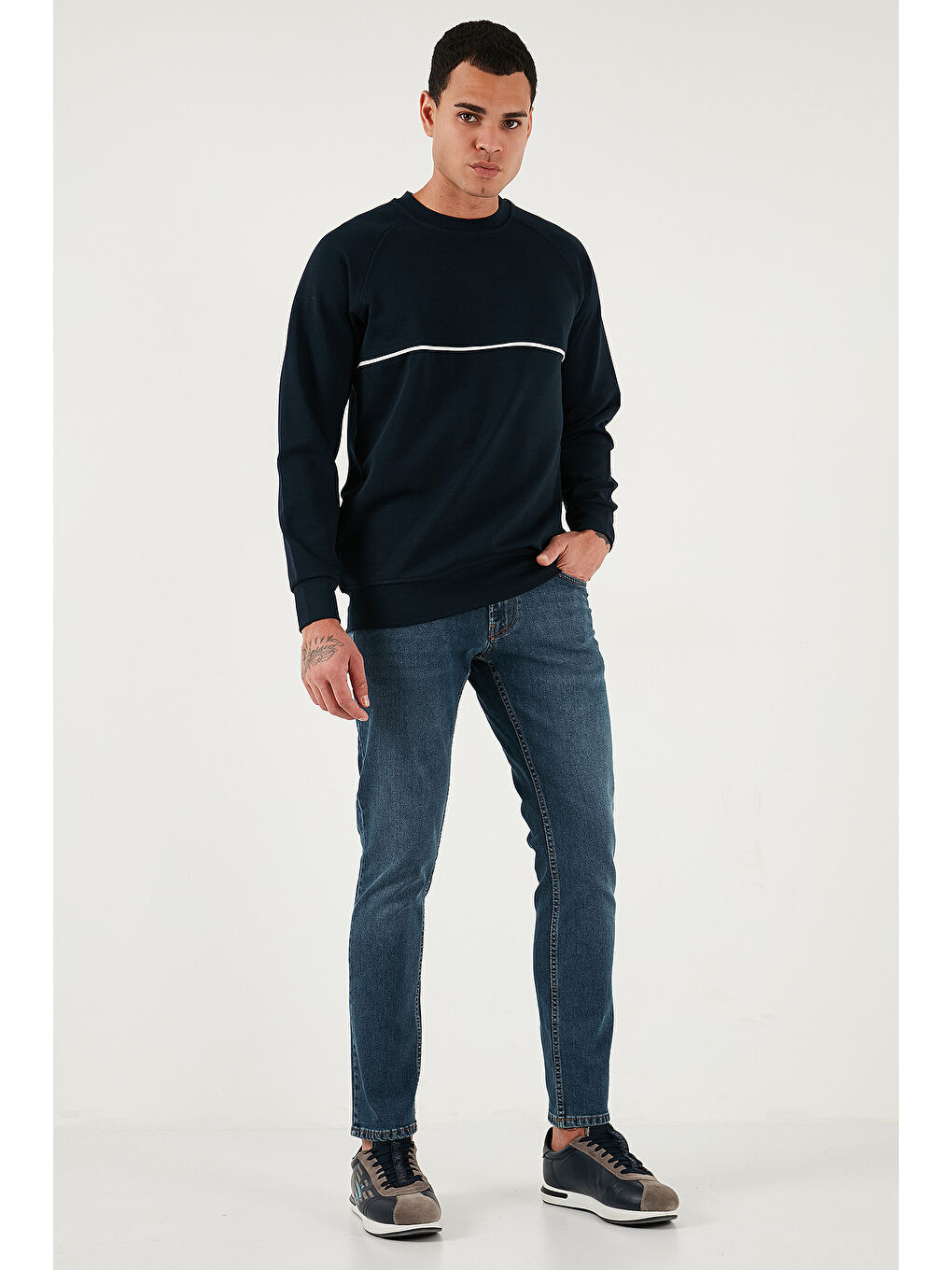 Lacivert Pamuklu Şerit Detaylı Relaxed Fit Bisiklet Yaka Sweat 5901227-2