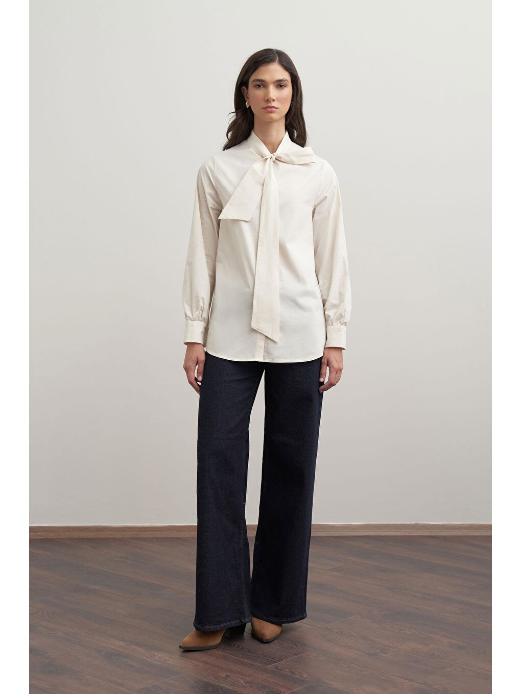 Ekru-Fiyonk Yakalı Gömlek-1