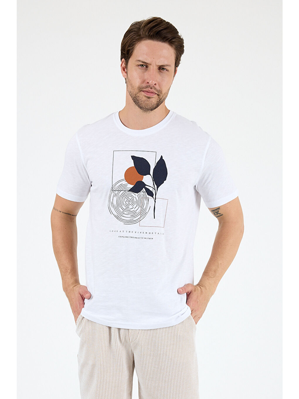 Beyaz Erkek Sıfır Yaka Baskılı Tişört – %100 Pamuk – Rahat ve Tarz Kısa Kollu Erkek Tişört 0009-1