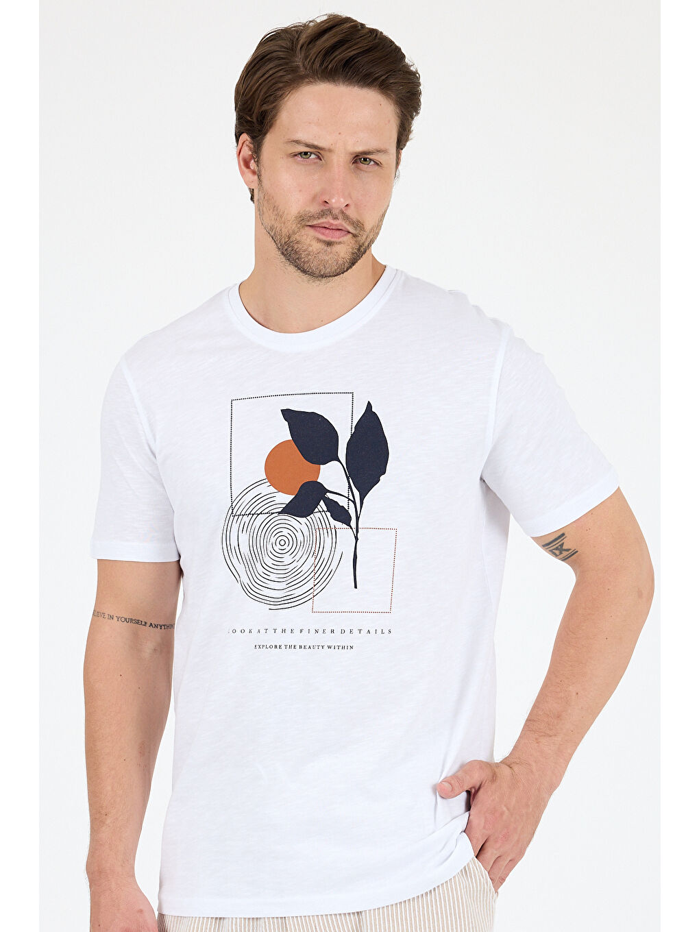 Beyaz Erkek Sıfır Yaka Baskılı Tişört – %100 Pamuk – Rahat ve Tarz Kısa Kollu Erkek Tişört 0009-3