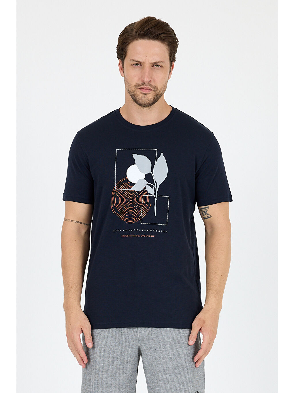 Lacivert Erkek Sıfır Yaka Baskılı Tişört – %100 Pamuk – Rahat ve Tarz Kısa Kollu Erkek Tişört 0009