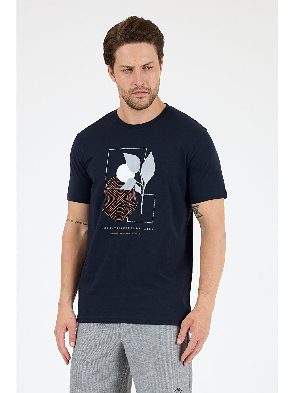 Lacivert Erkek Sıfır Yaka Baskılı Tişört – %100 Pamuk – Rahat ve Tarz Kısa Kollu Erkek Tişört 0009-1
