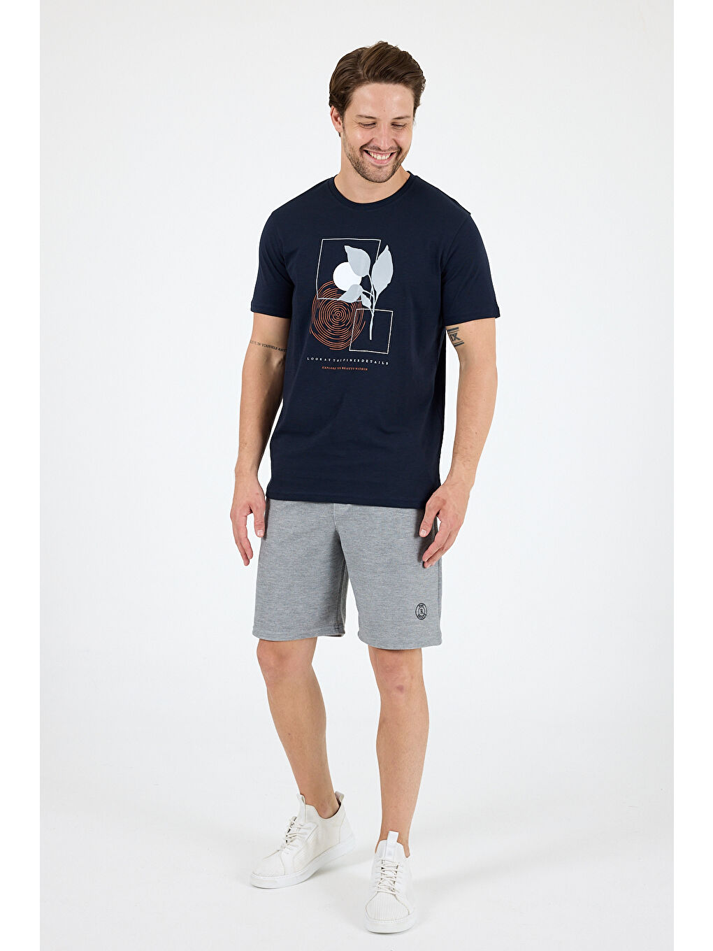 Lacivert Erkek Sıfır Yaka Baskılı Tişört – %100 Pamuk – Rahat ve Tarz Kısa Kollu Erkek Tişört 0009-2