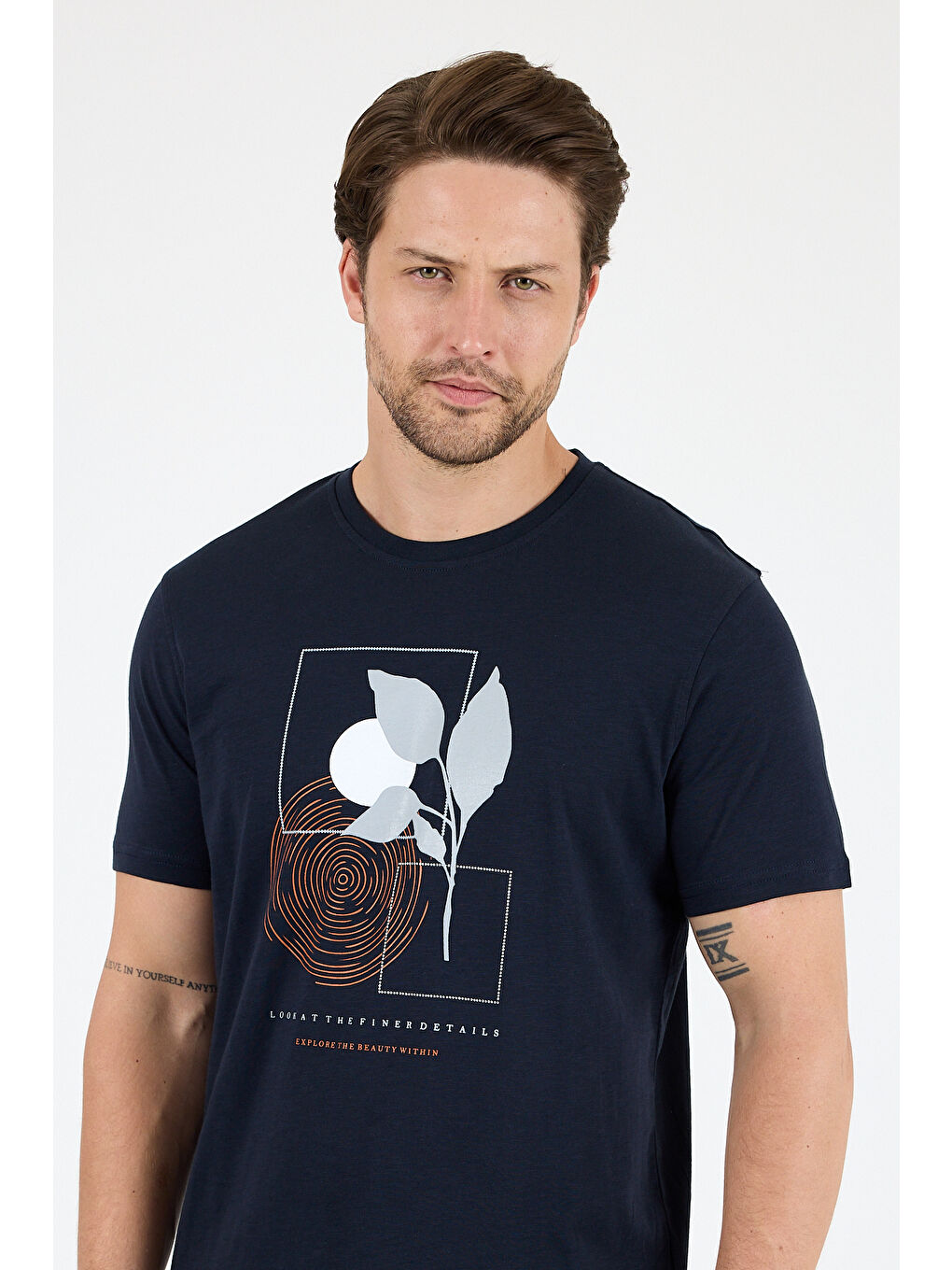 Lacivert Erkek Sıfır Yaka Baskılı Tişört – %100 Pamuk – Rahat ve Tarz Kısa Kollu Erkek Tişört 0009-3