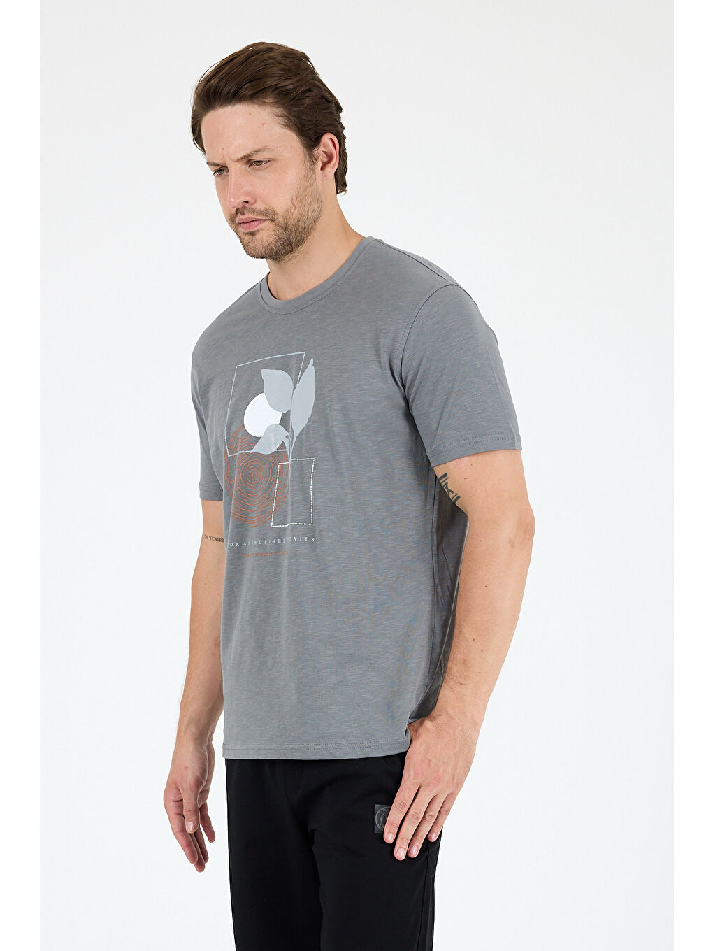 Gri Erkek Sıfır Yaka Baskılı Tişört – %100 Pamuk – Rahat ve Tarz Kısa Kollu Erkek Tişört 0009-1