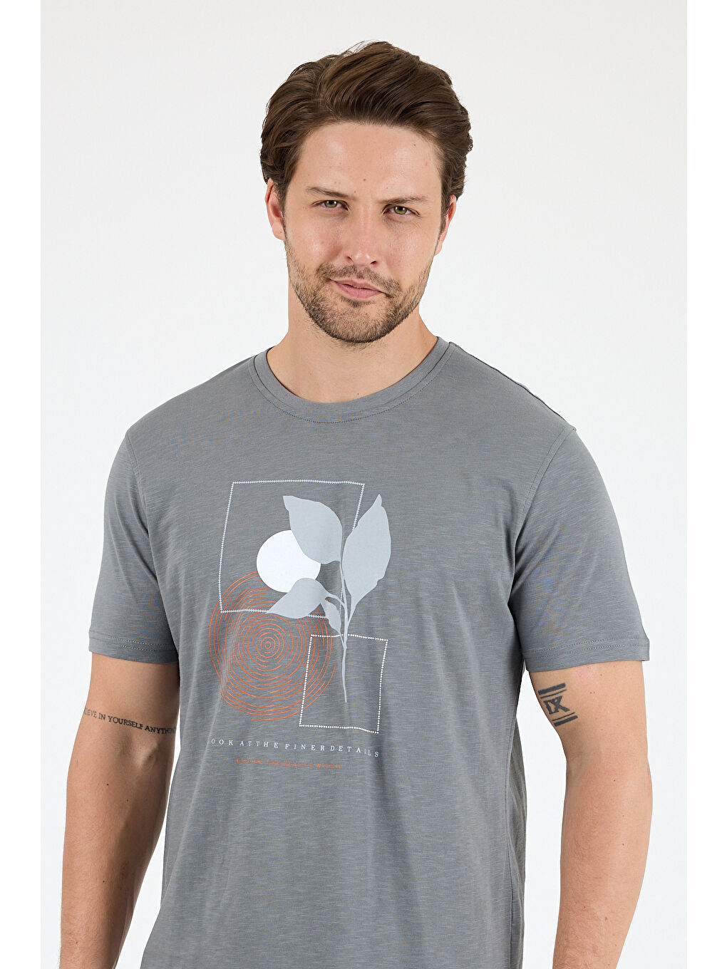 Gri Erkek Sıfır Yaka Baskılı Tişört – %100 Pamuk – Rahat ve Tarz Kısa Kollu Erkek Tişört 0009-3