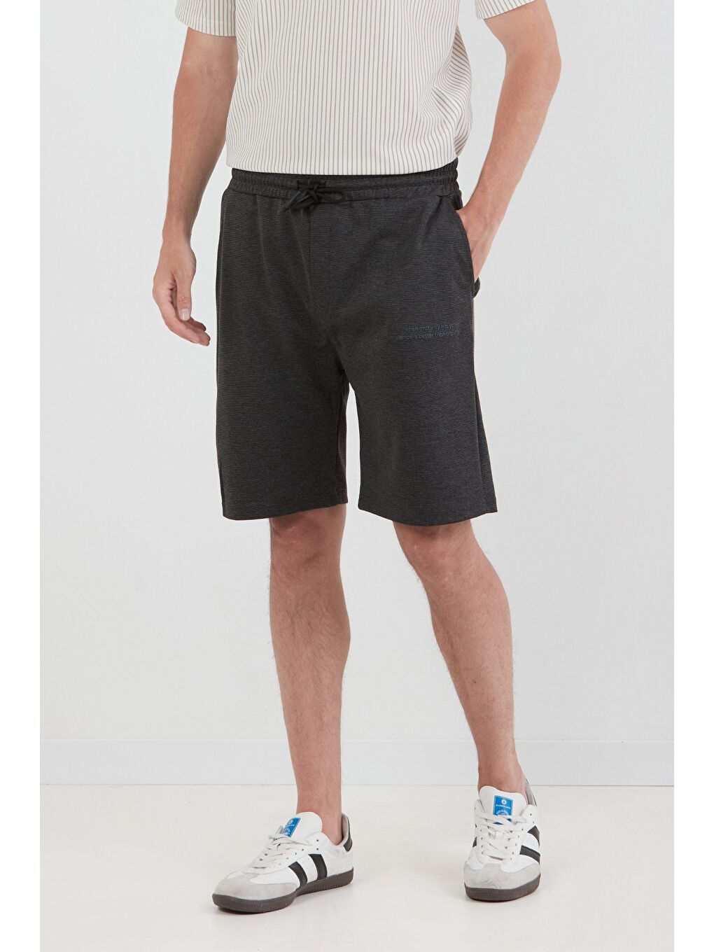 Siyah Yazı Kabartmalı Beli Bağcıklı Şort