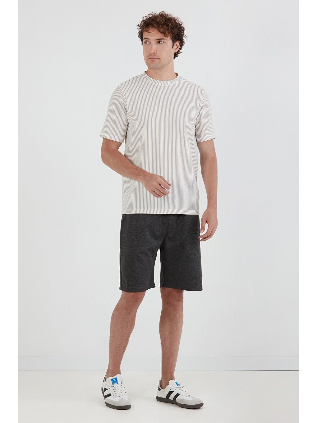 Siyah Yazı Kabartmalı Beli Bağcıklı Şort-1