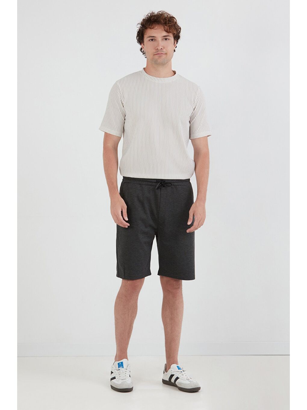 Siyah Yazı Kabartmalı Beli Bağcıklı Şort-2