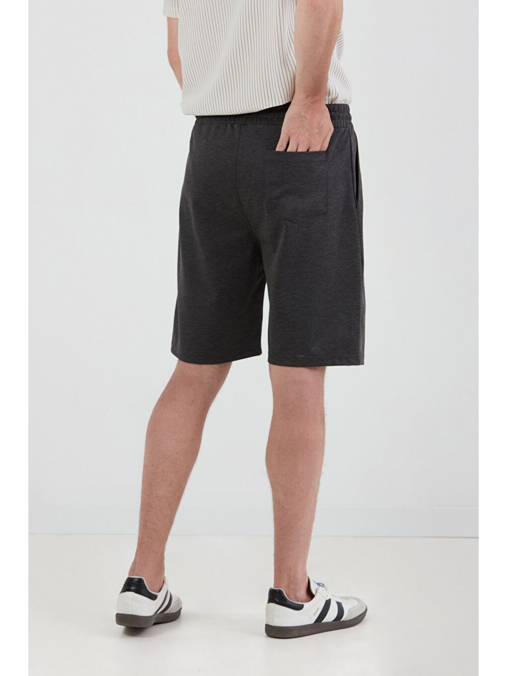 Siyah Yazı Kabartmalı Beli Bağcıklı Şort-3