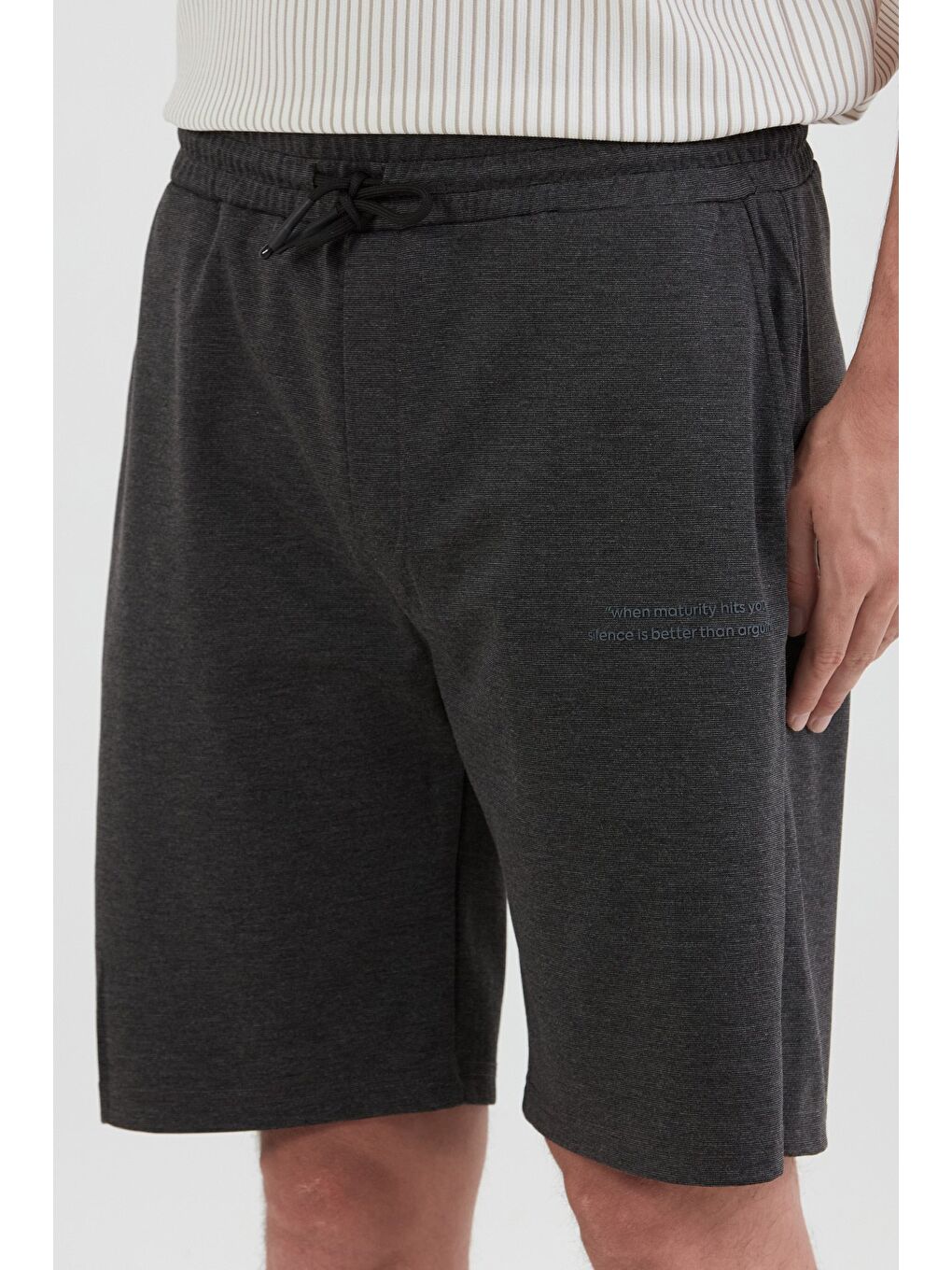 Siyah Yazı Kabartmalı Beli Bağcıklı Şort-4