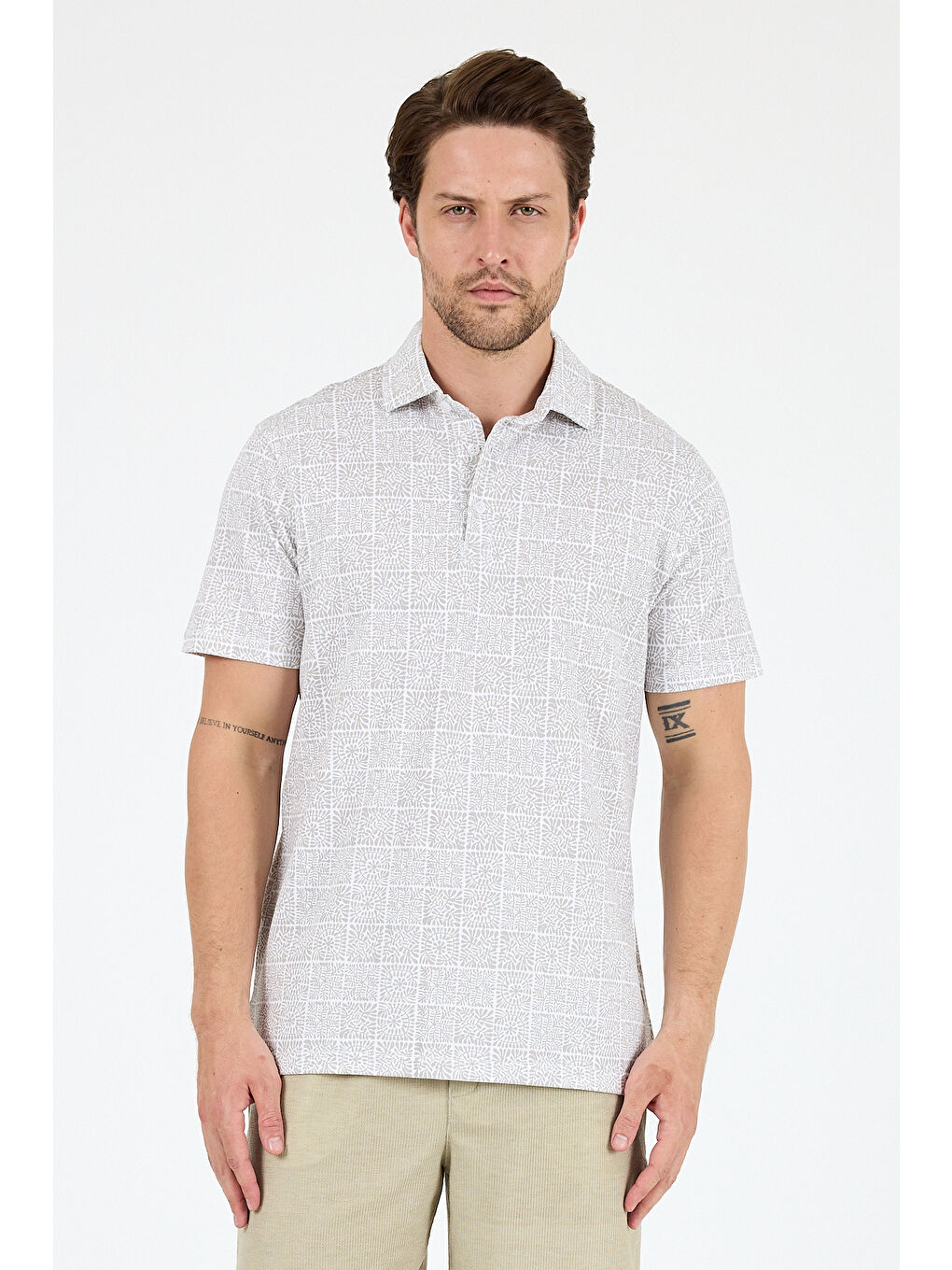 Beyaz Erkek Polo Yaka Desenli Tişört – %95 Pamuk %5 Elastan – Şık, Esnek ve Rahat Kısa Kollu Tişört 0034