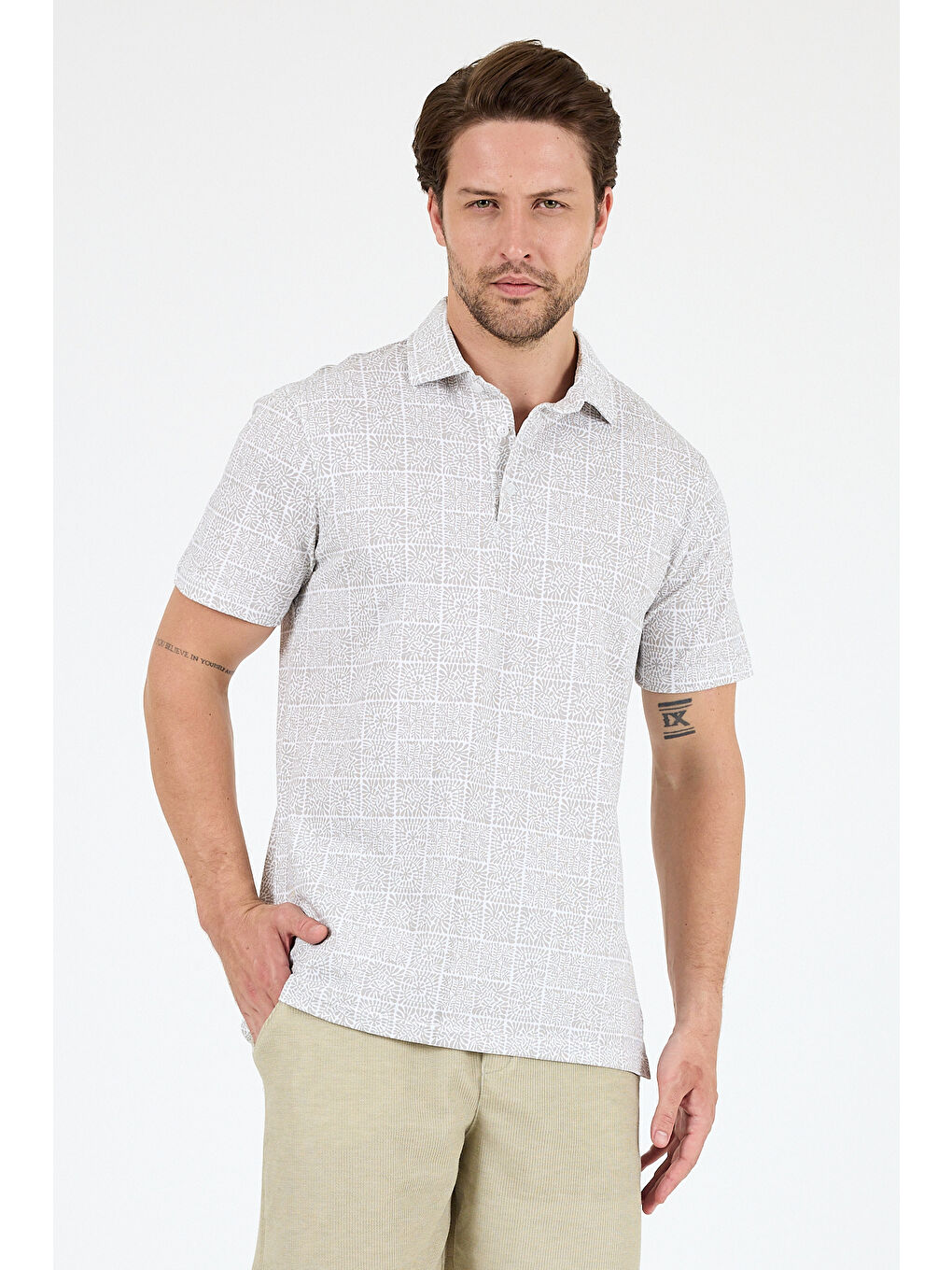 Beyaz Erkek Polo Yaka Desenli Tişört – %95 Pamuk %5 Elastan – Şık, Esnek ve Rahat Kısa Kollu Tişört 0034-1