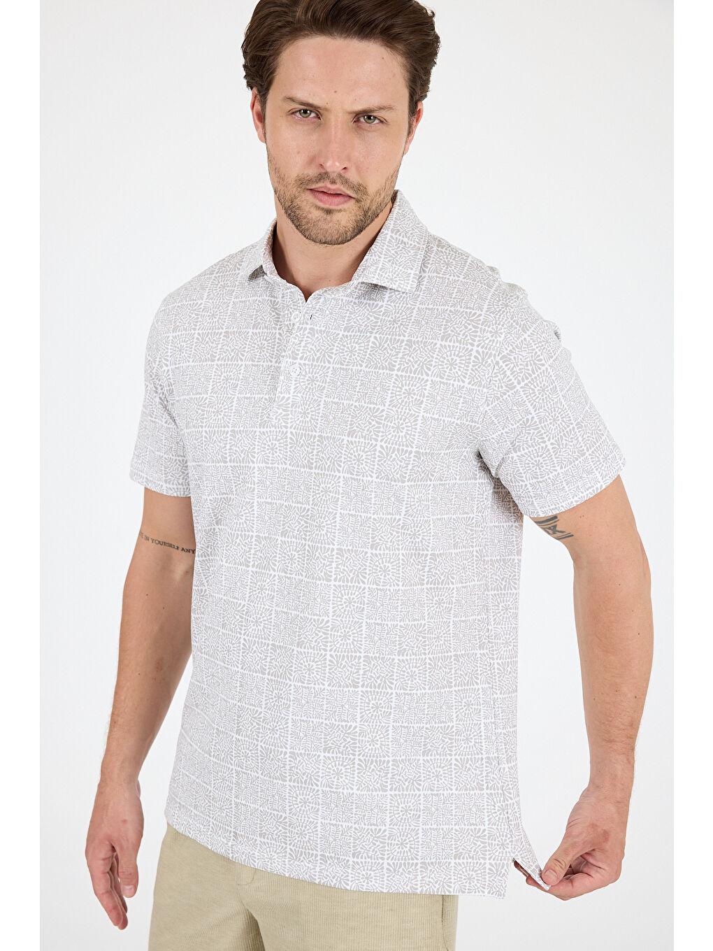 Beyaz Erkek Polo Yaka Desenli Tişört – %95 Pamuk %5 Elastan – Şık, Esnek ve Rahat Kısa Kollu Tişört 0034-3